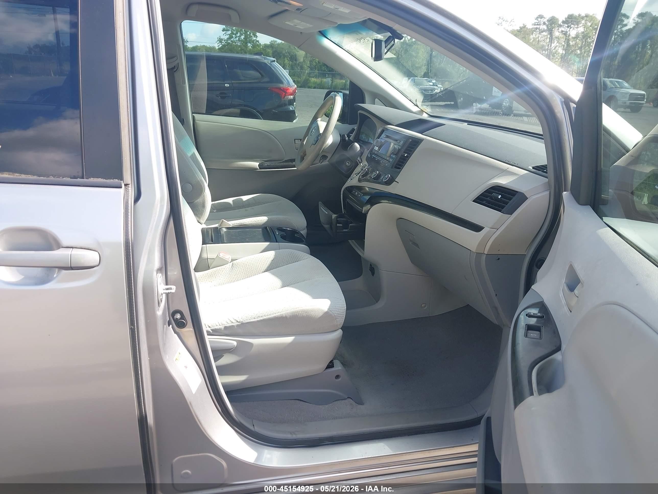 2011 Toyota Sienna Le V6 Silver vin: 5TDKK3DC0BS024405