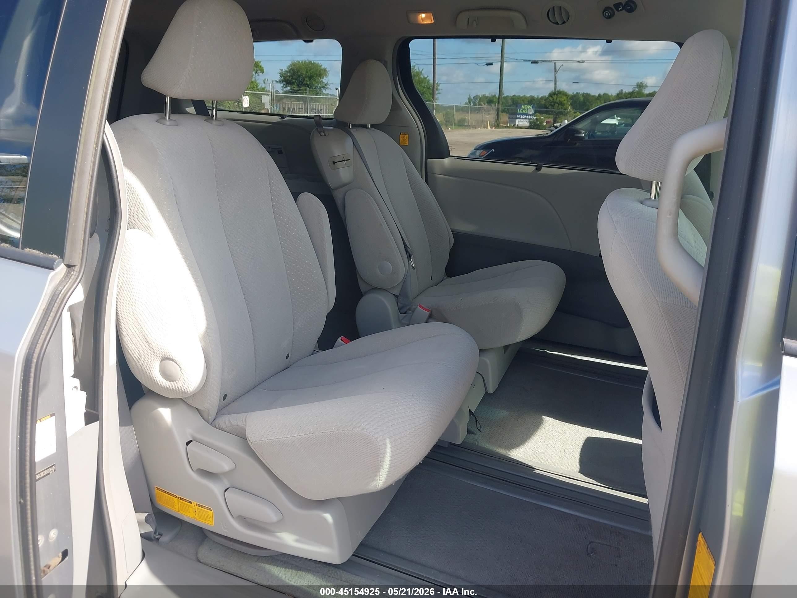 2011 Toyota Sienna Le V6 Silver vin: 5TDKK3DC0BS024405