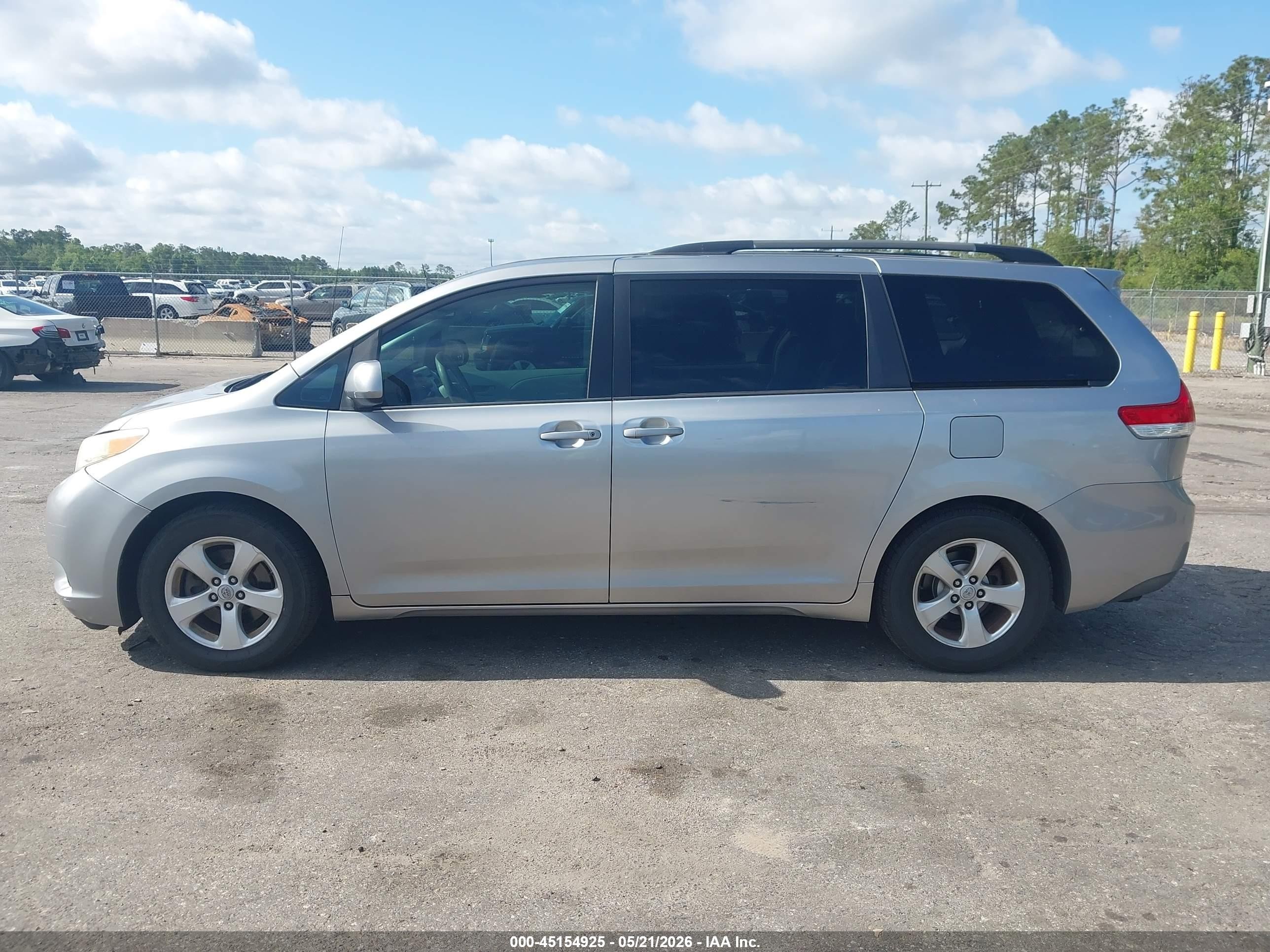 2011 Toyota Sienna Le V6 Silver vin: 5TDKK3DC0BS024405
