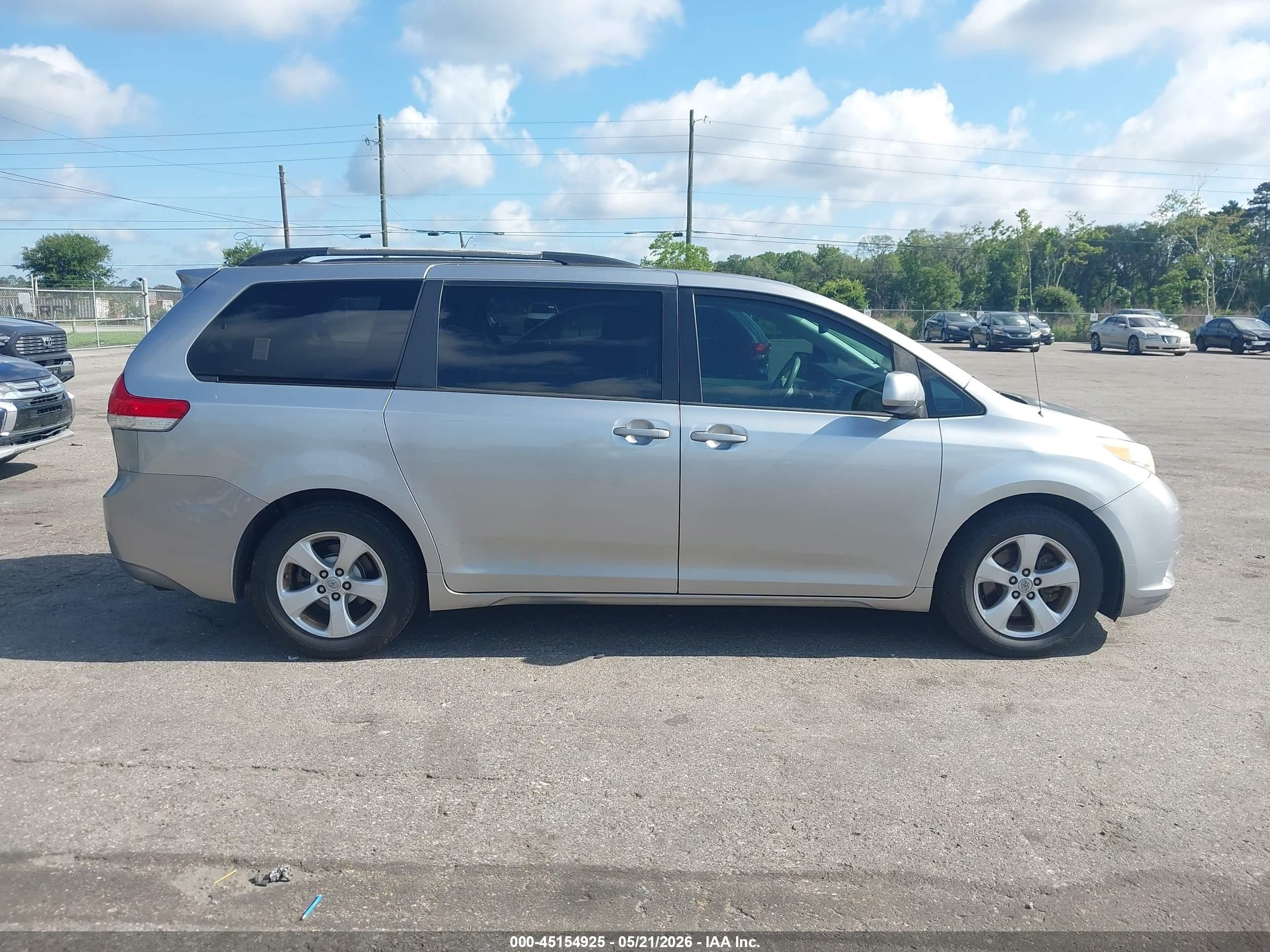 2011 Toyota Sienna Le V6 Silver vin: 5TDKK3DC0BS024405