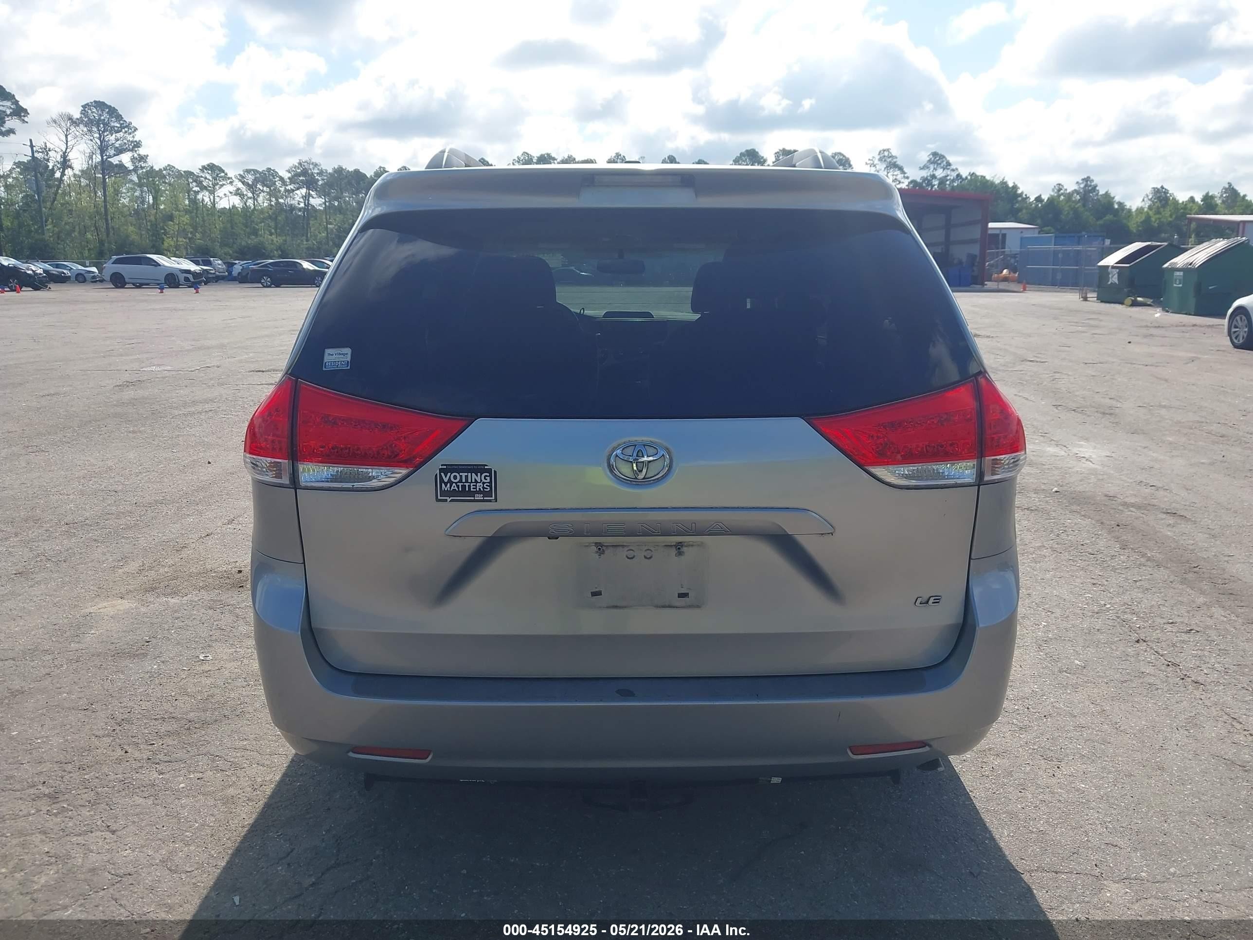 2011 Toyota Sienna Le V6 Silver vin: 5TDKK3DC0BS024405