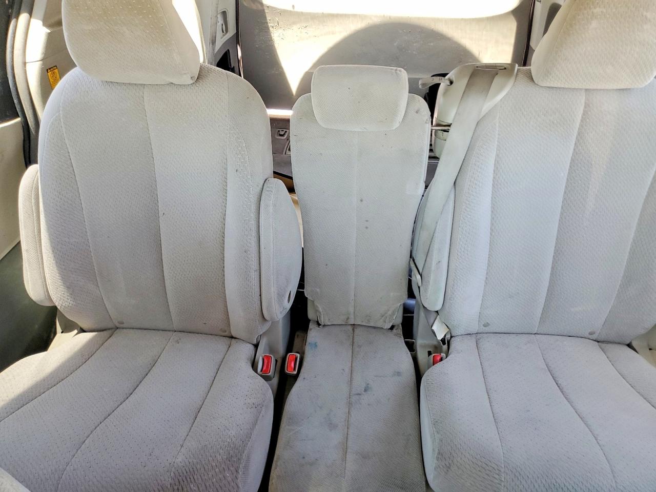 2011 Toyota Sienna Gray vin: 5TDKK3DC0BS025344