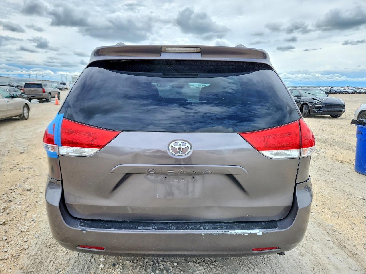 2011 Toyota Sienna Le Gray vin: 5TDKK3DC0BS045836