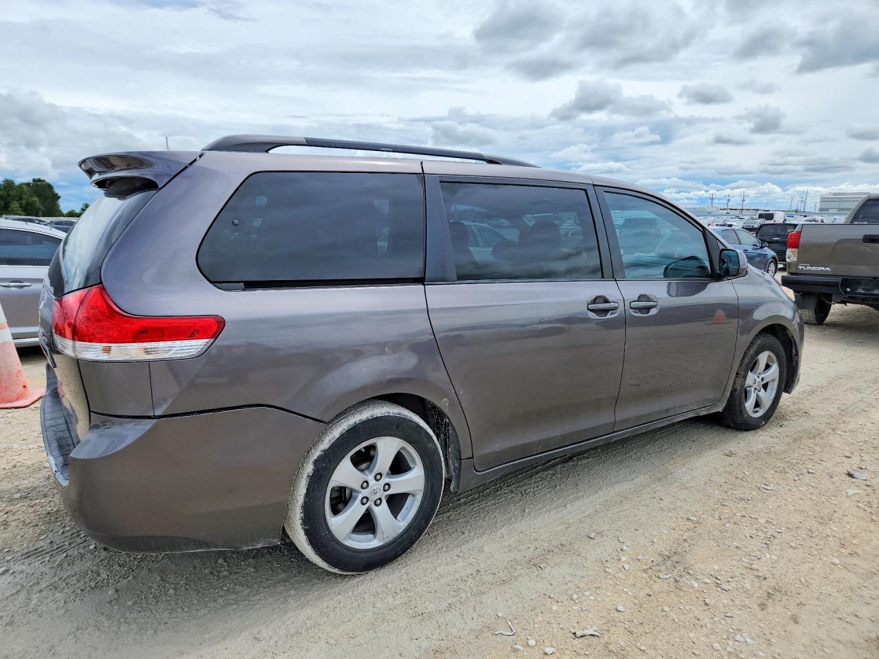 2011 Toyota Sienna Le Gray vin: 5TDKK3DC0BS045836
