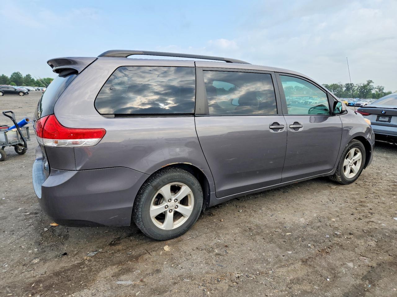 2011 Toyota Sienna Le Gray vin: 5TDKK3DC0BS048848