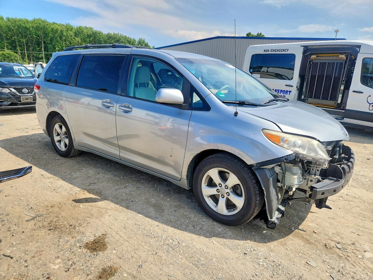 2011 Toyota Sienna Le Silver vin: 5TDKK3DC0BS050051