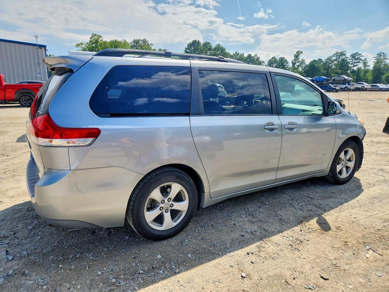 2011 Toyota Sienna Le Silver vin: 5TDKK3DC0BS050051