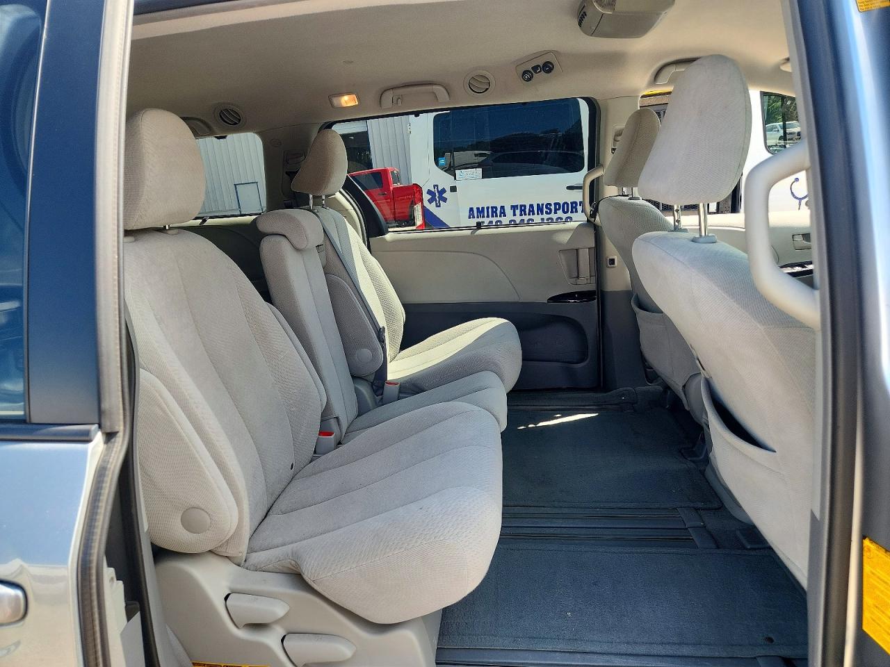 2011 Toyota Sienna Le Silver vin: 5TDKK3DC0BS050051
