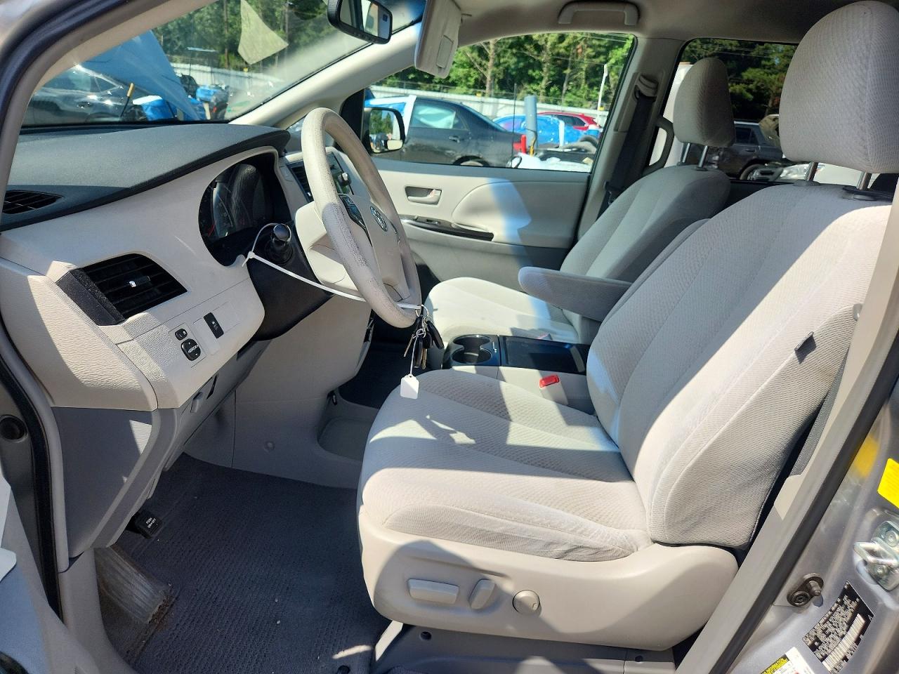 2011 Toyota Sienna Le Silver vin: 5TDKK3DC0BS050051
