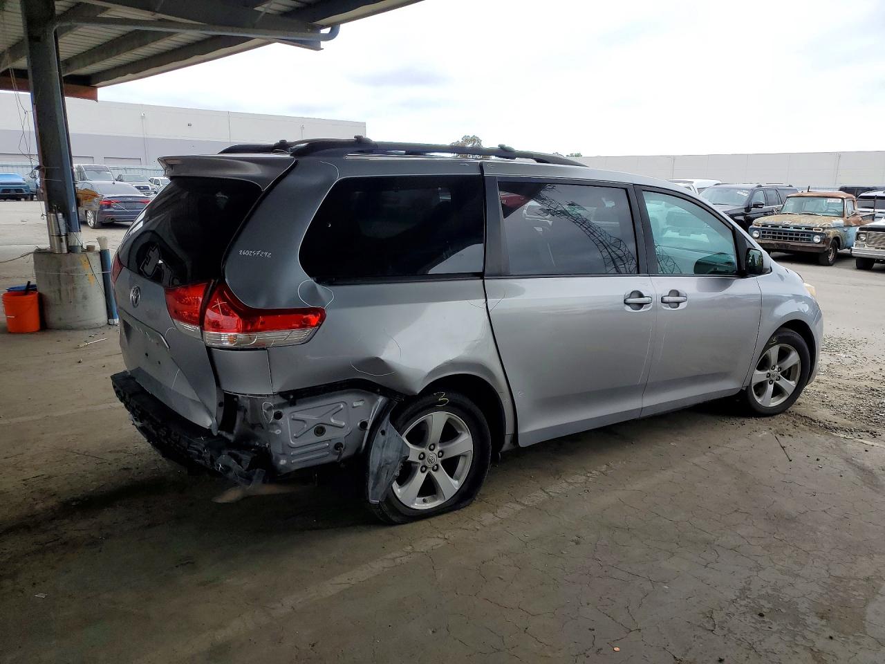 2011 Toyota Sienna Le 8-passenger Silver vin: 5TDKK3DC0BS050695