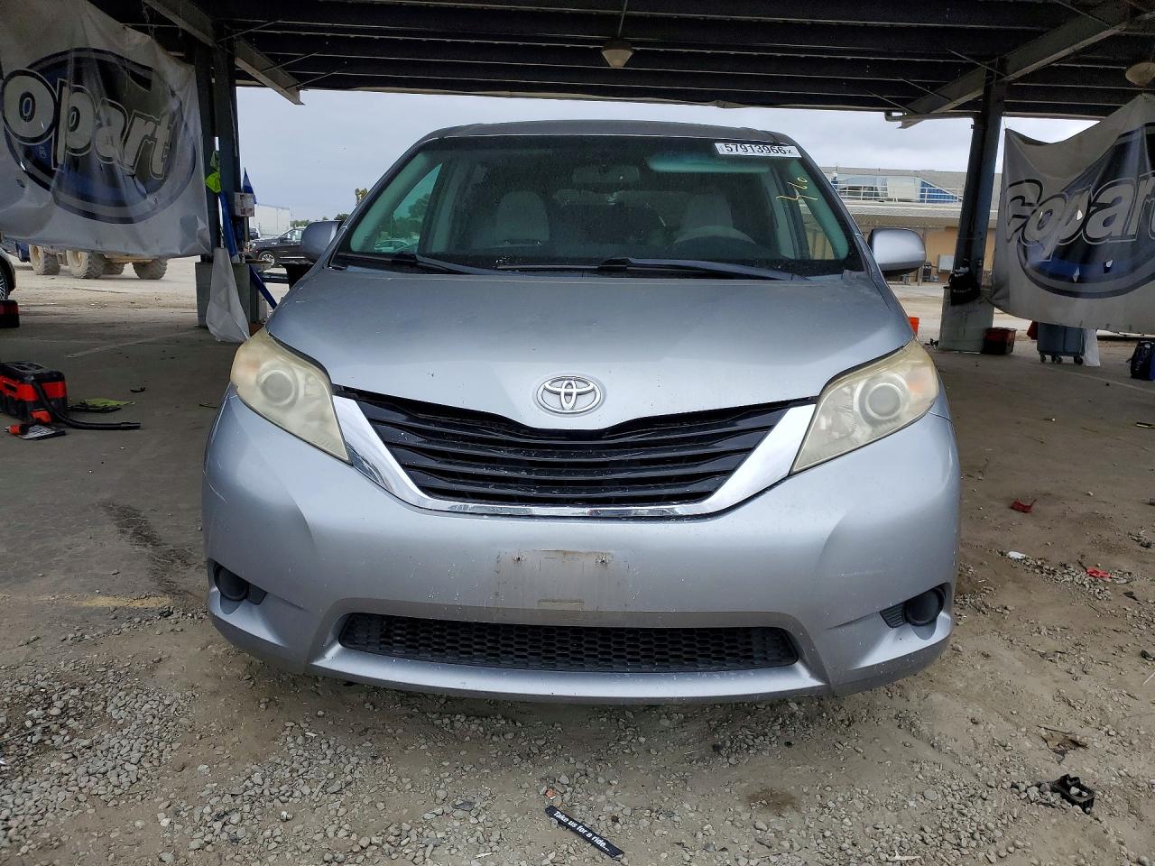 2011 Toyota Sienna Le 8-passenger Silver vin: 5TDKK3DC0BS050695