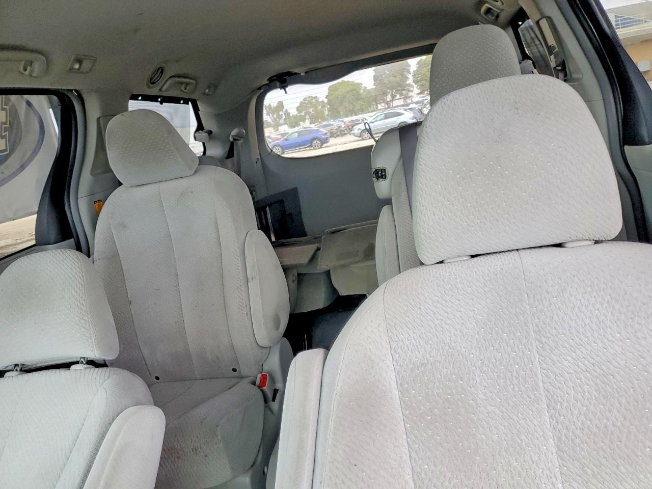 2011 Toyota Sienna Le 8-passenger Silver vin: 5TDKK3DC0BS050695