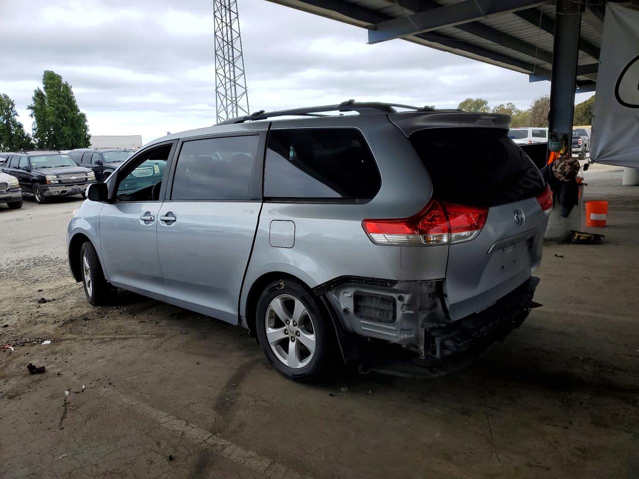 2011 Toyota Sienna Le 8-passenger Silver vin: 5TDKK3DC0BS050695