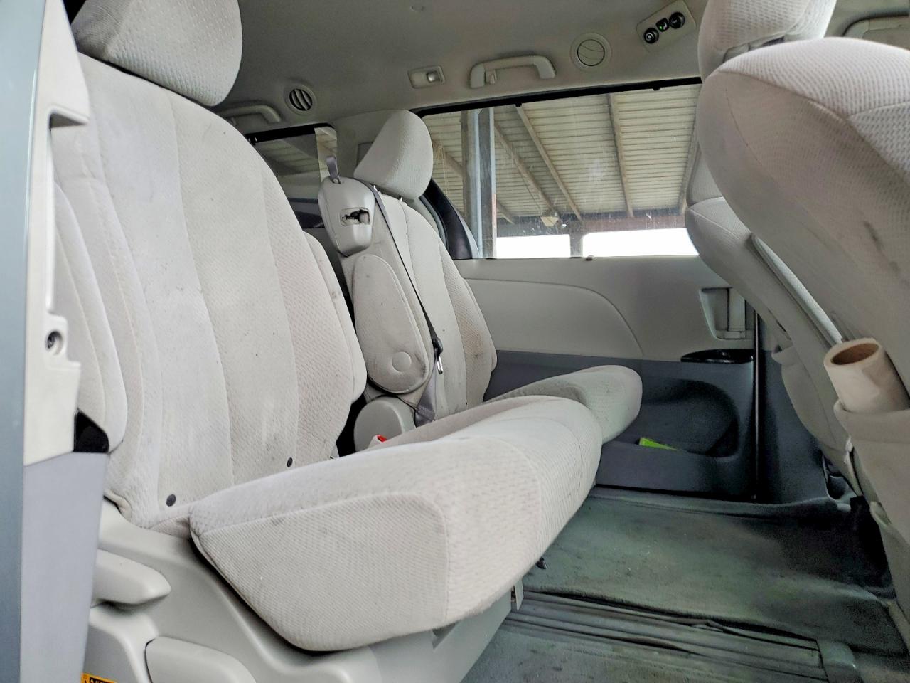 2011 Toyota Sienna Le 8-passenger Silver vin: 5TDKK3DC0BS050695
