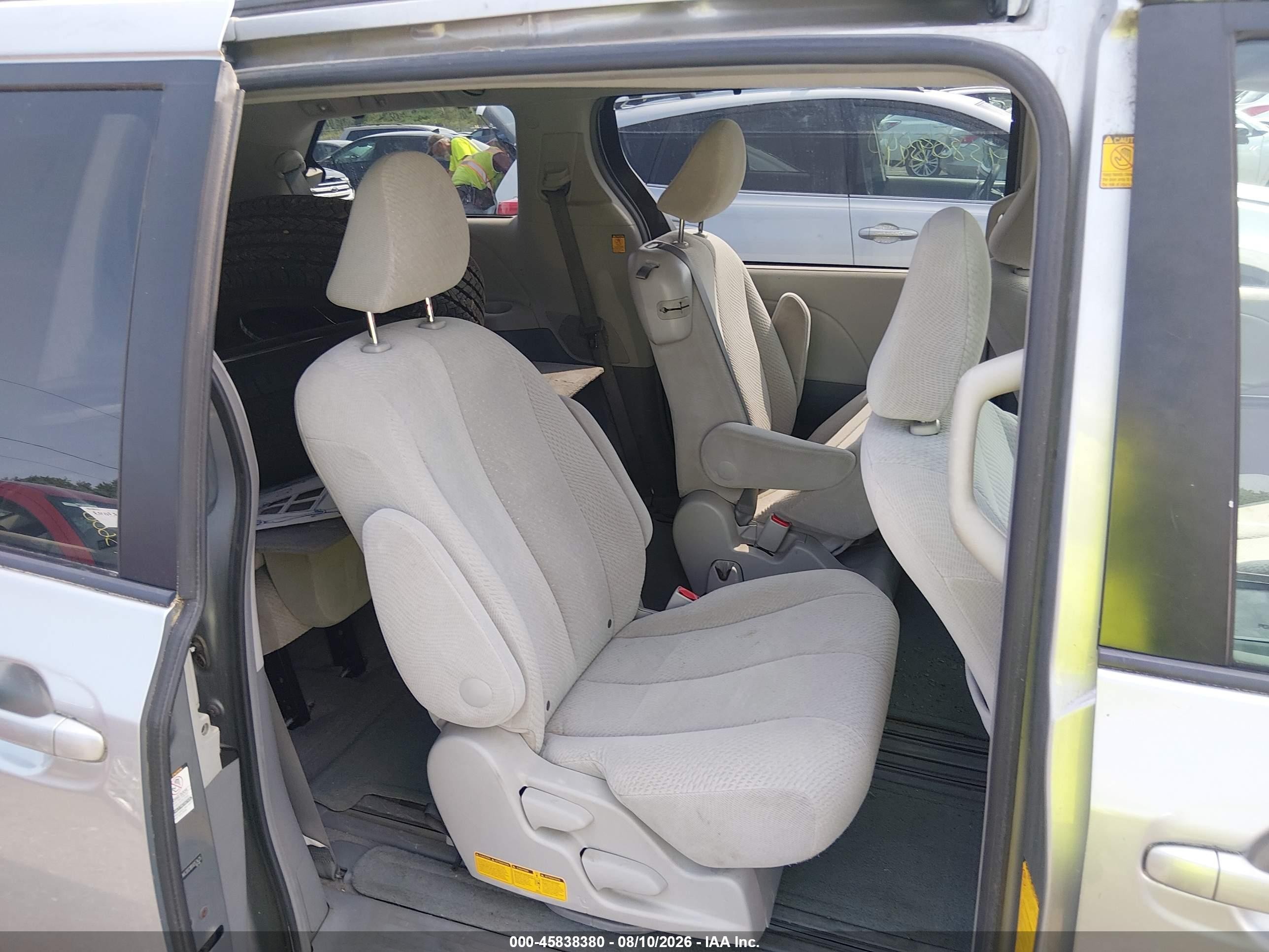 2011 Toyota Sienna Le V6 Silver vin: 5TDKK3DC0BS053435