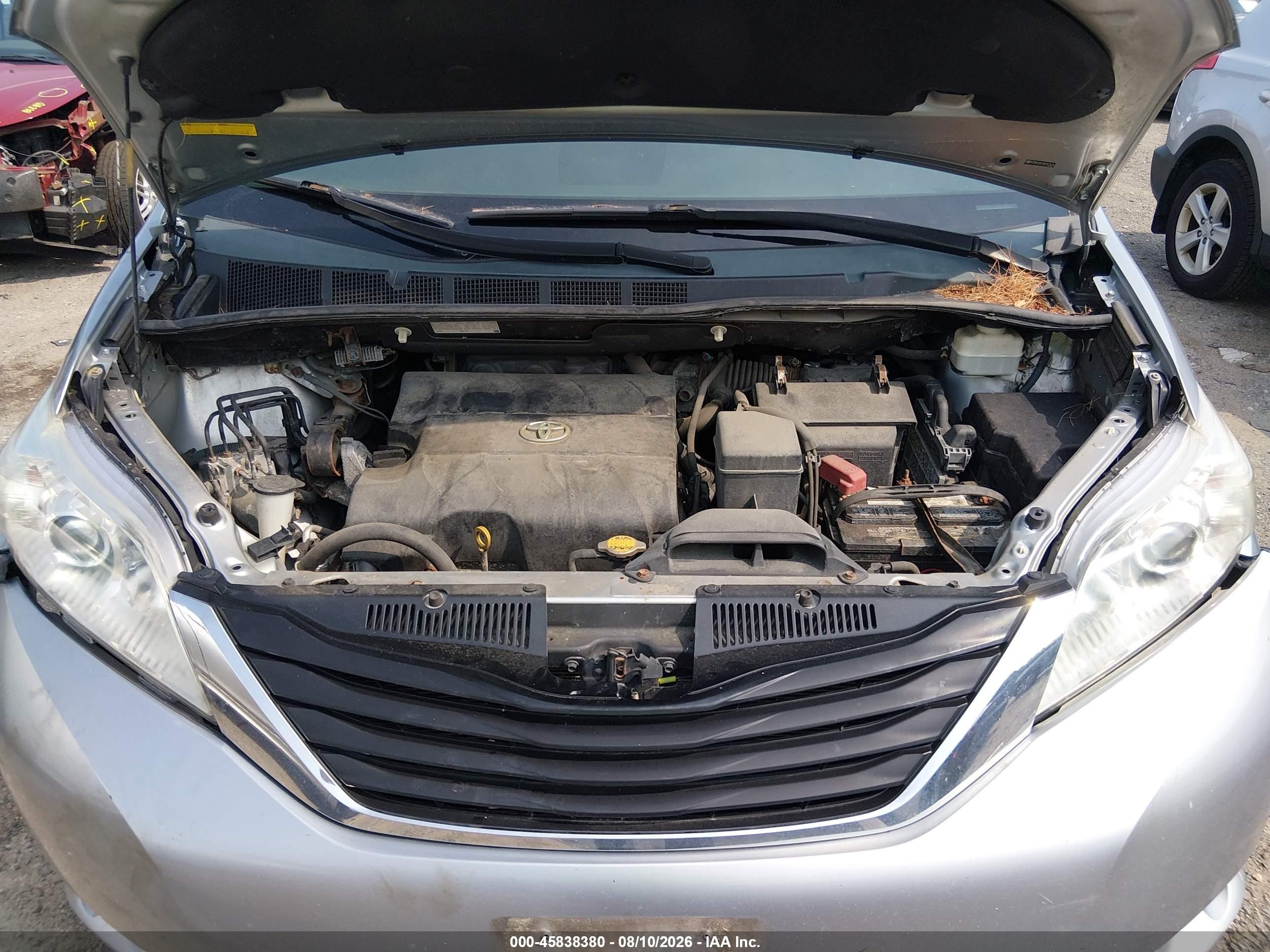 2011 Toyota Sienna Le V6 Silver vin: 5TDKK3DC0BS053435