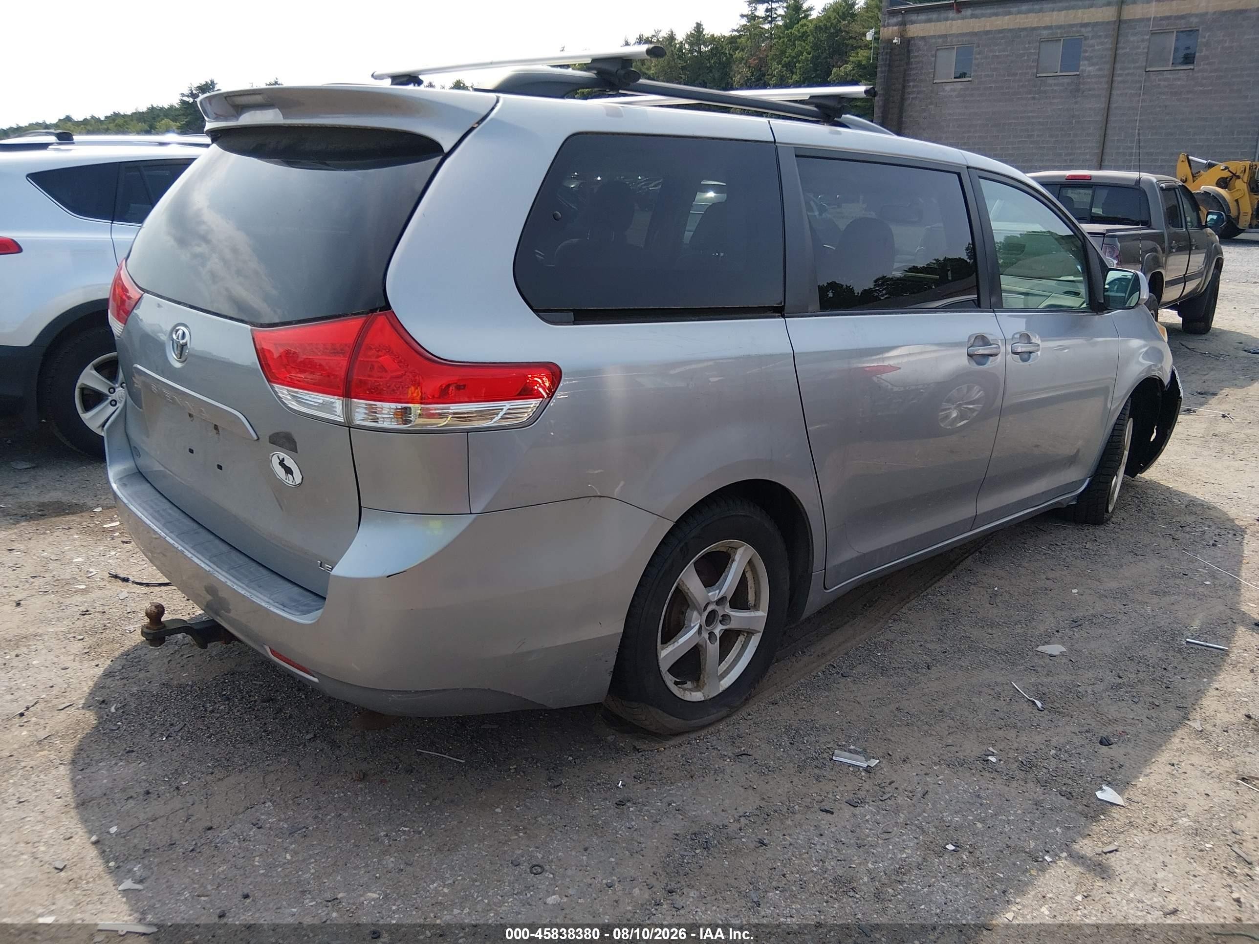2011 Toyota Sienna Le V6 Silver vin: 5TDKK3DC0BS053435
