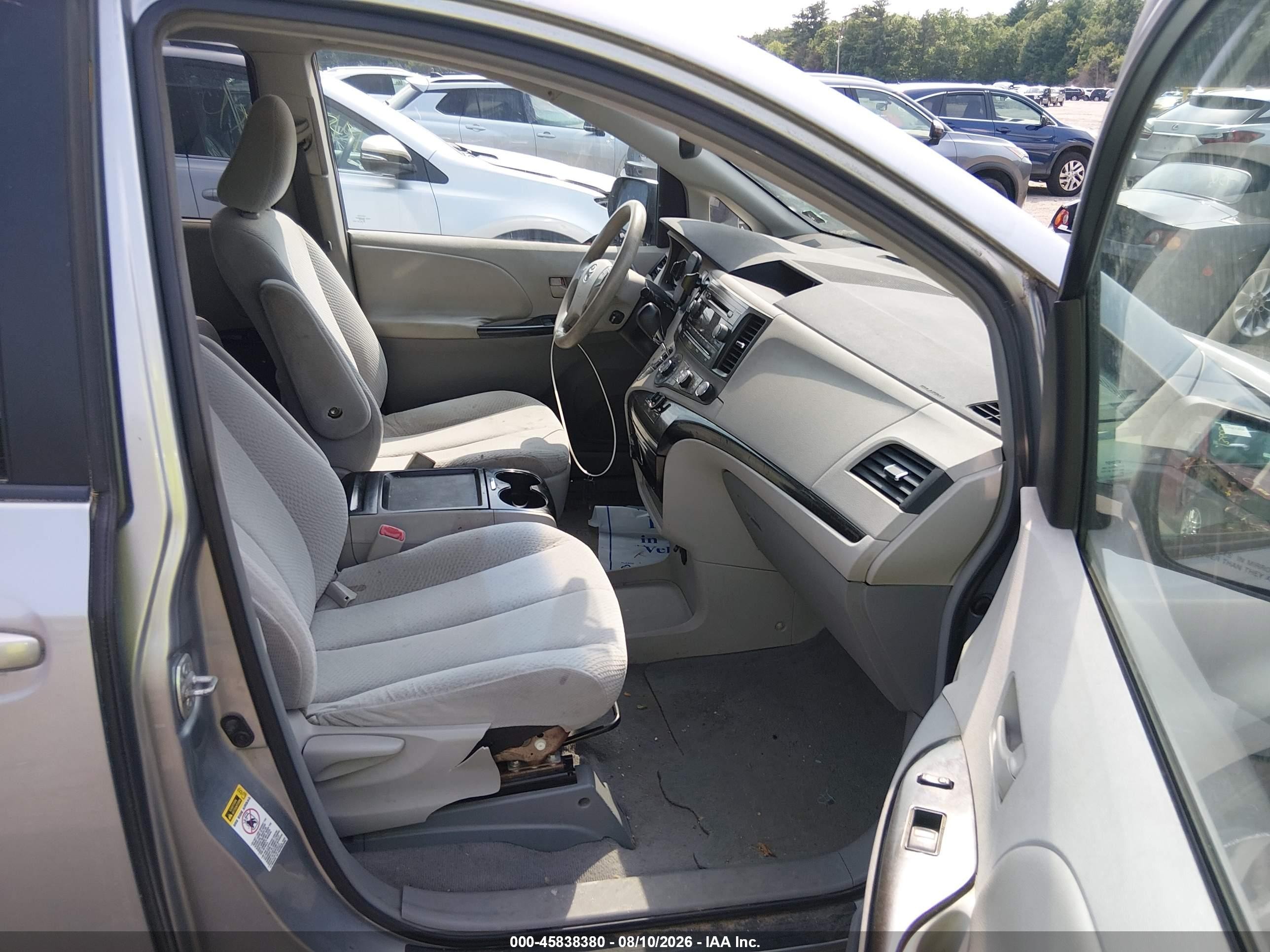2011 Toyota Sienna Le V6 Silver vin: 5TDKK3DC0BS053435