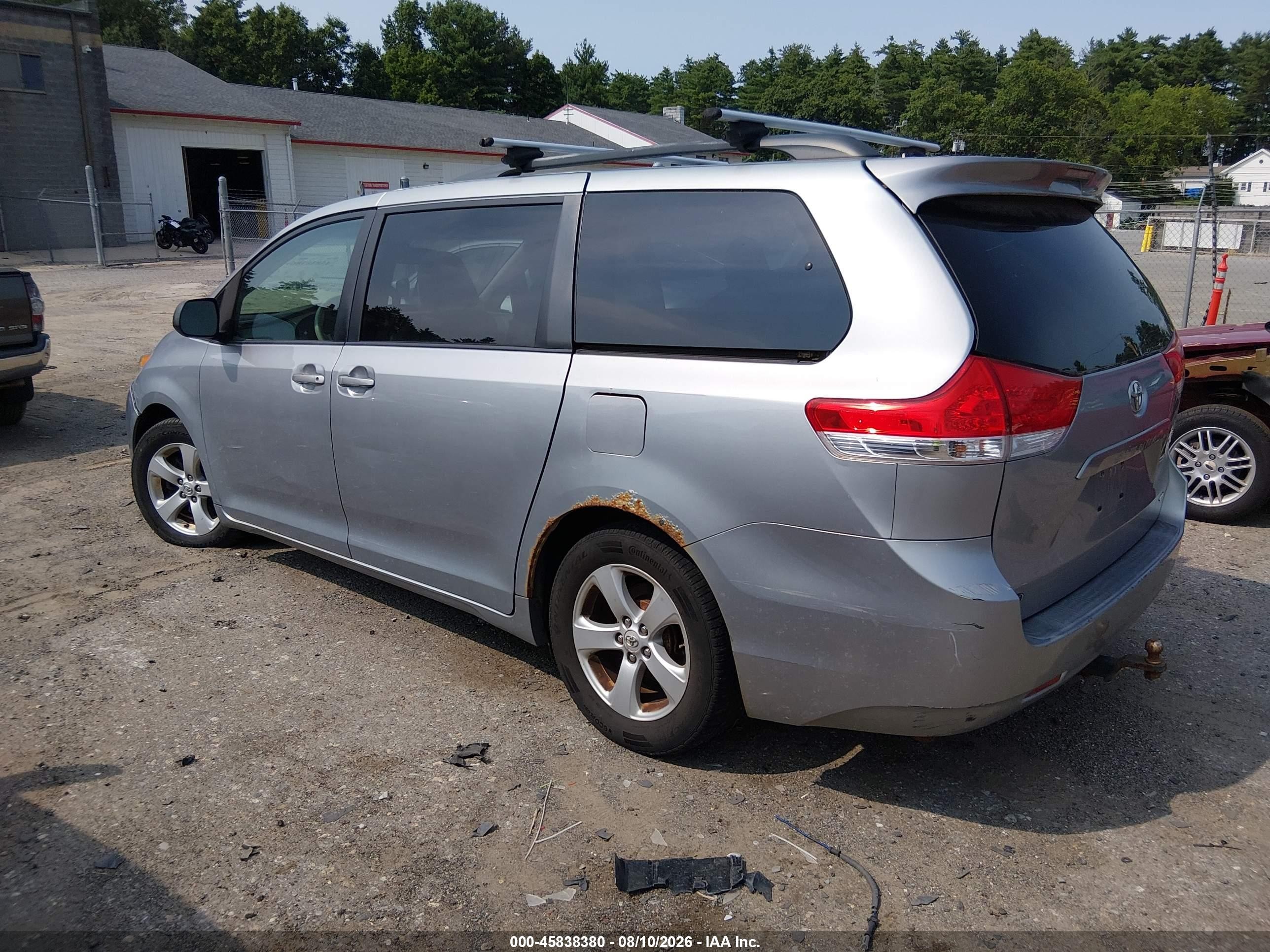 2011 Toyota Sienna Le V6 Silver vin: 5TDKK3DC0BS053435