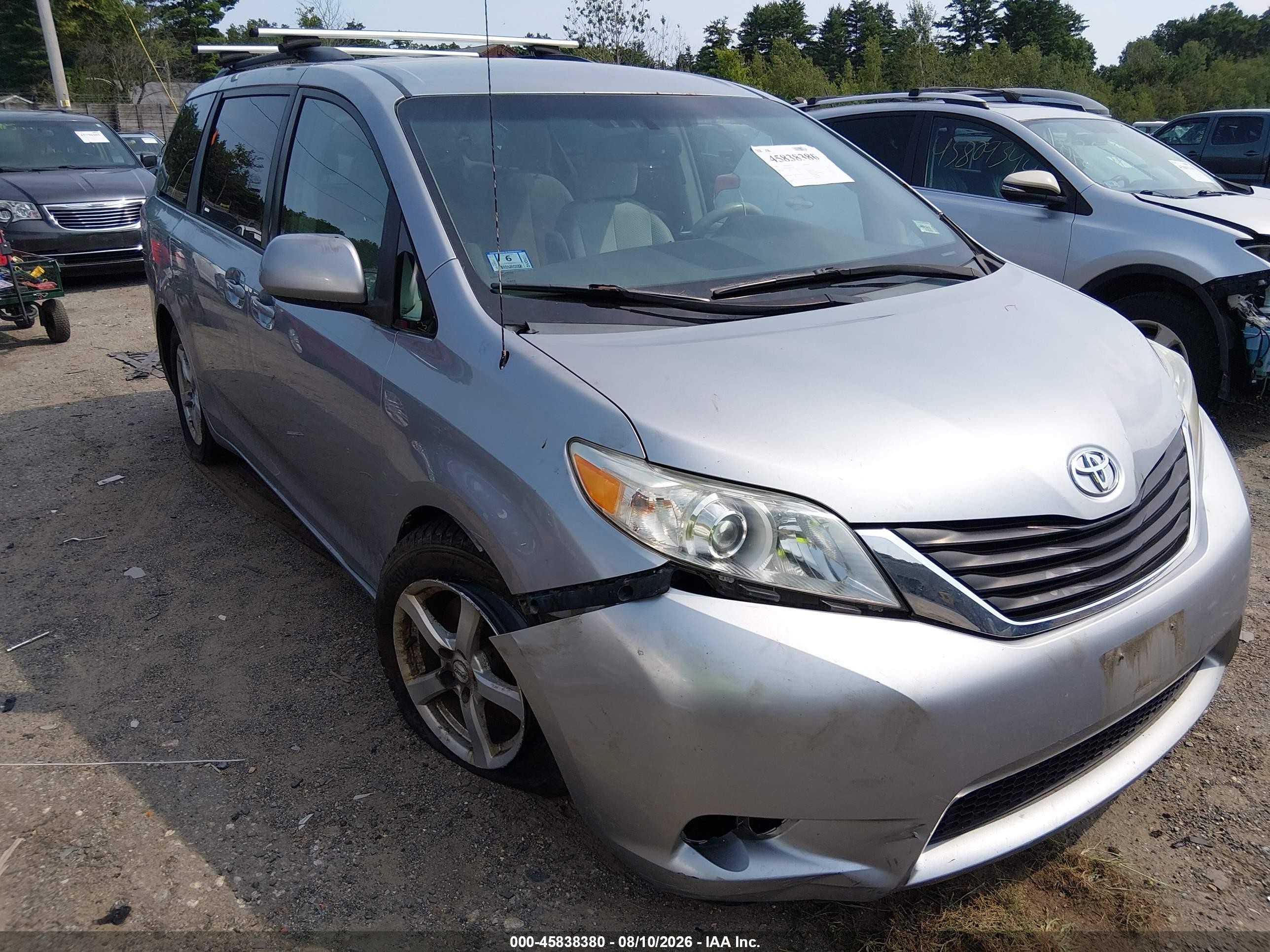 2011 Toyota Sienna Le V6 Silver vin: 5TDKK3DC0BS053435