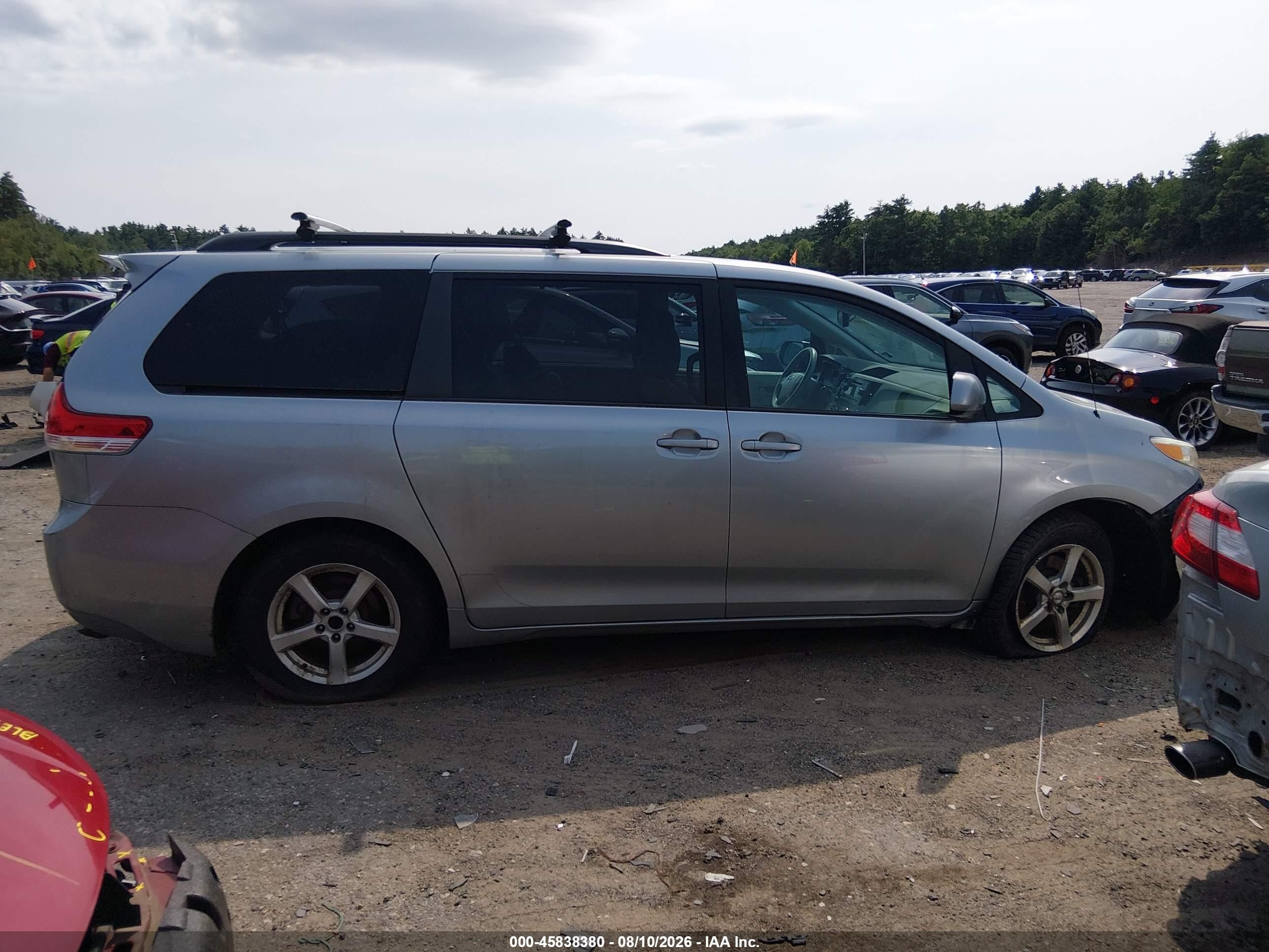 2011 Toyota Sienna Le V6 Silver vin: 5TDKK3DC0BS053435