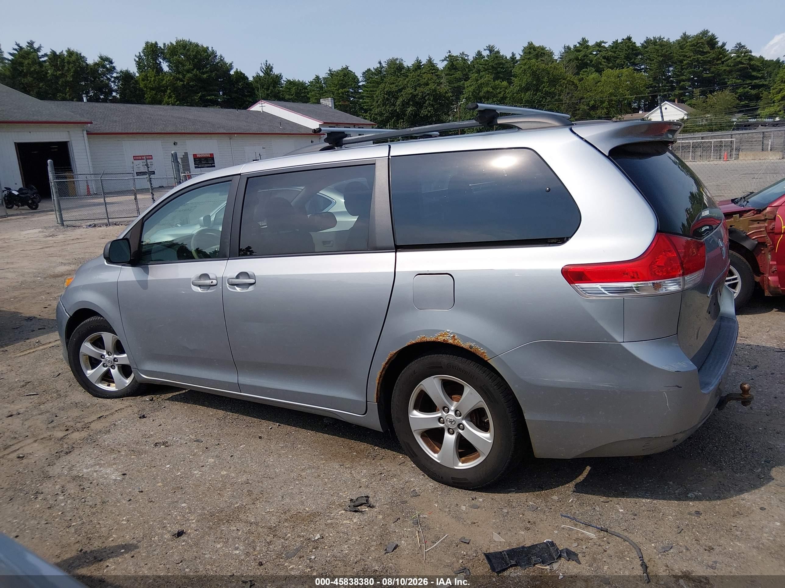 2011 Toyota Sienna Le V6 Silver vin: 5TDKK3DC0BS053435