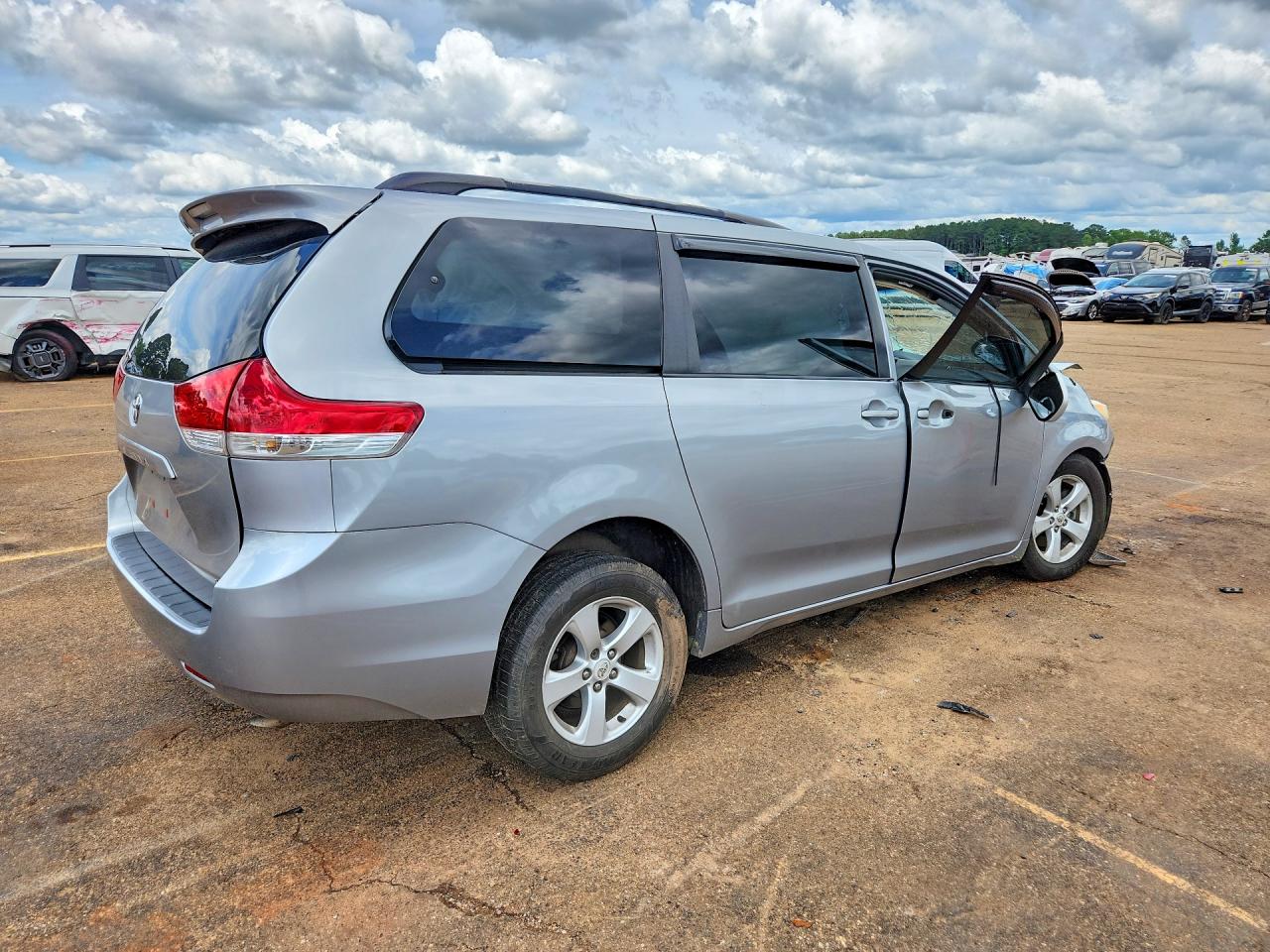 2011 Toyota Sienna Le Silver vin: 5TDKK3DC0BS060188