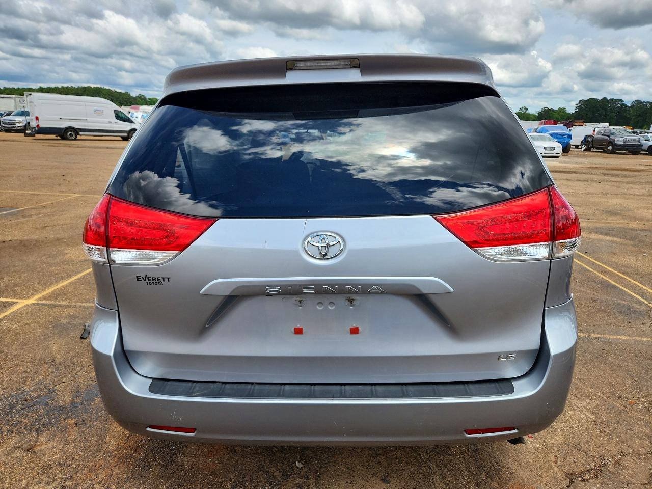 2011 Toyota Sienna Le Silver vin: 5TDKK3DC0BS060188
