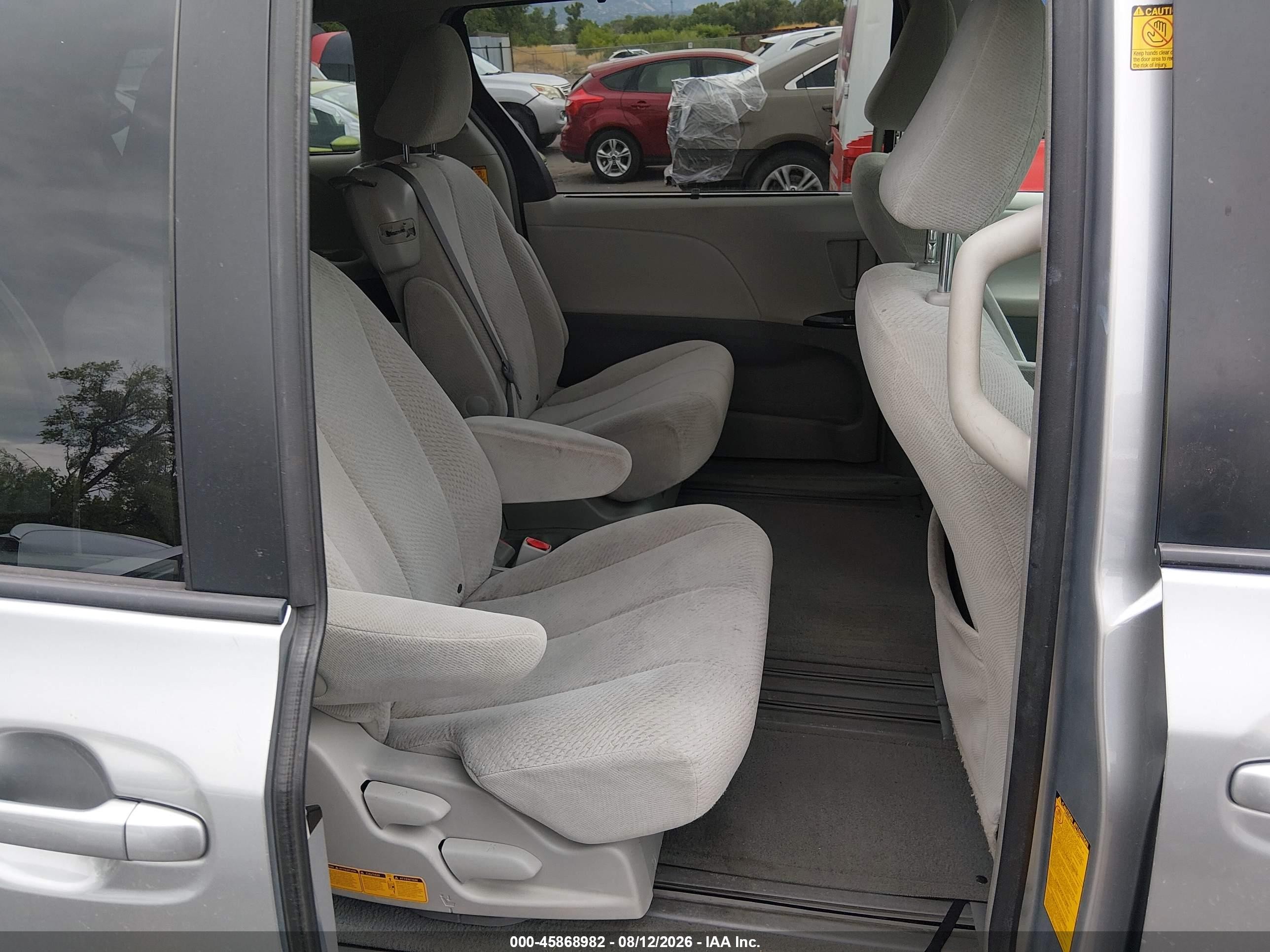 2011 Toyota Sienna Le V6 Silver vin: 5TDKK3DC0BS099976