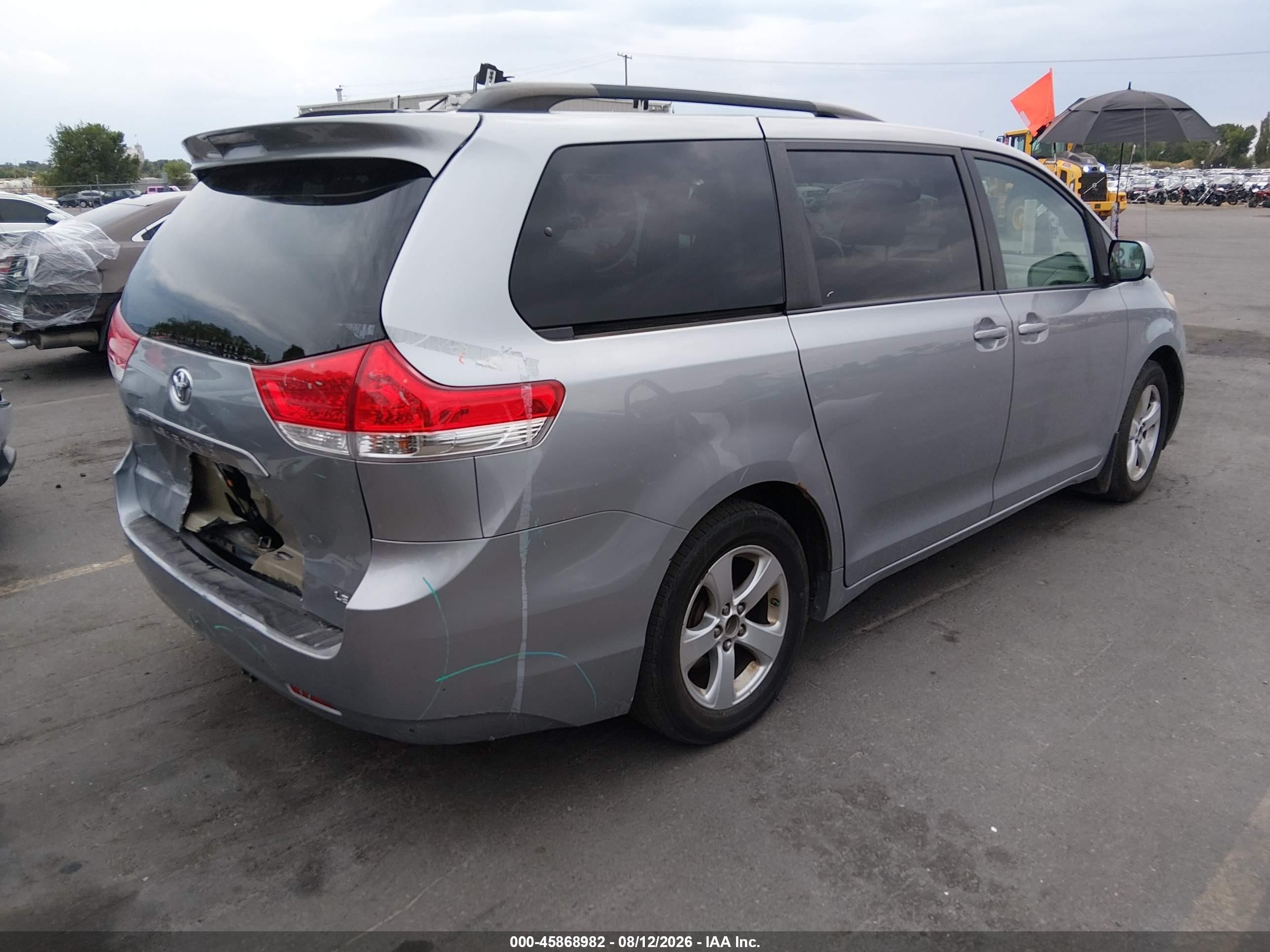 2011 Toyota Sienna Le V6 Silver vin: 5TDKK3DC0BS099976