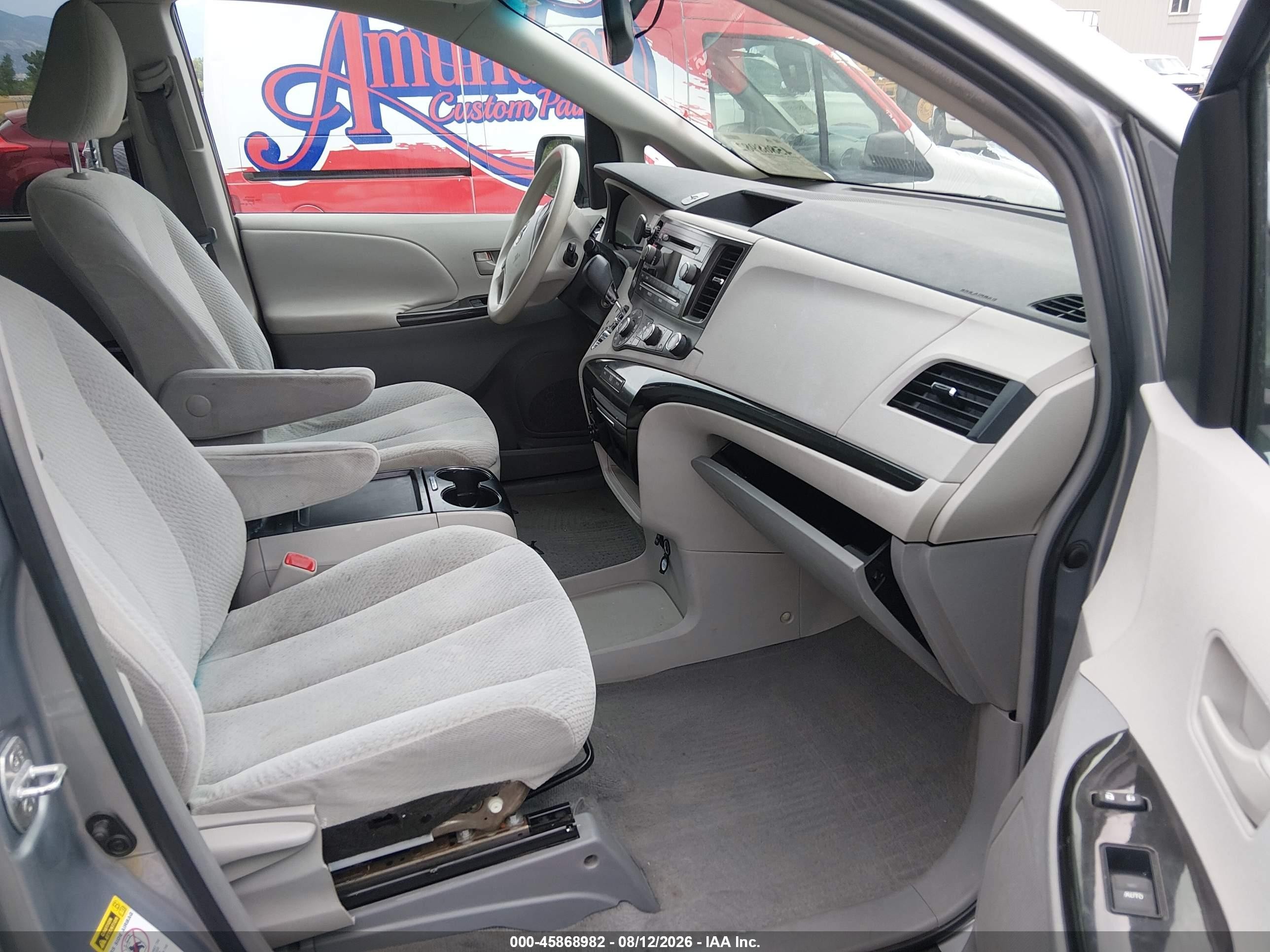 2011 Toyota Sienna Le V6 Silver vin: 5TDKK3DC0BS099976