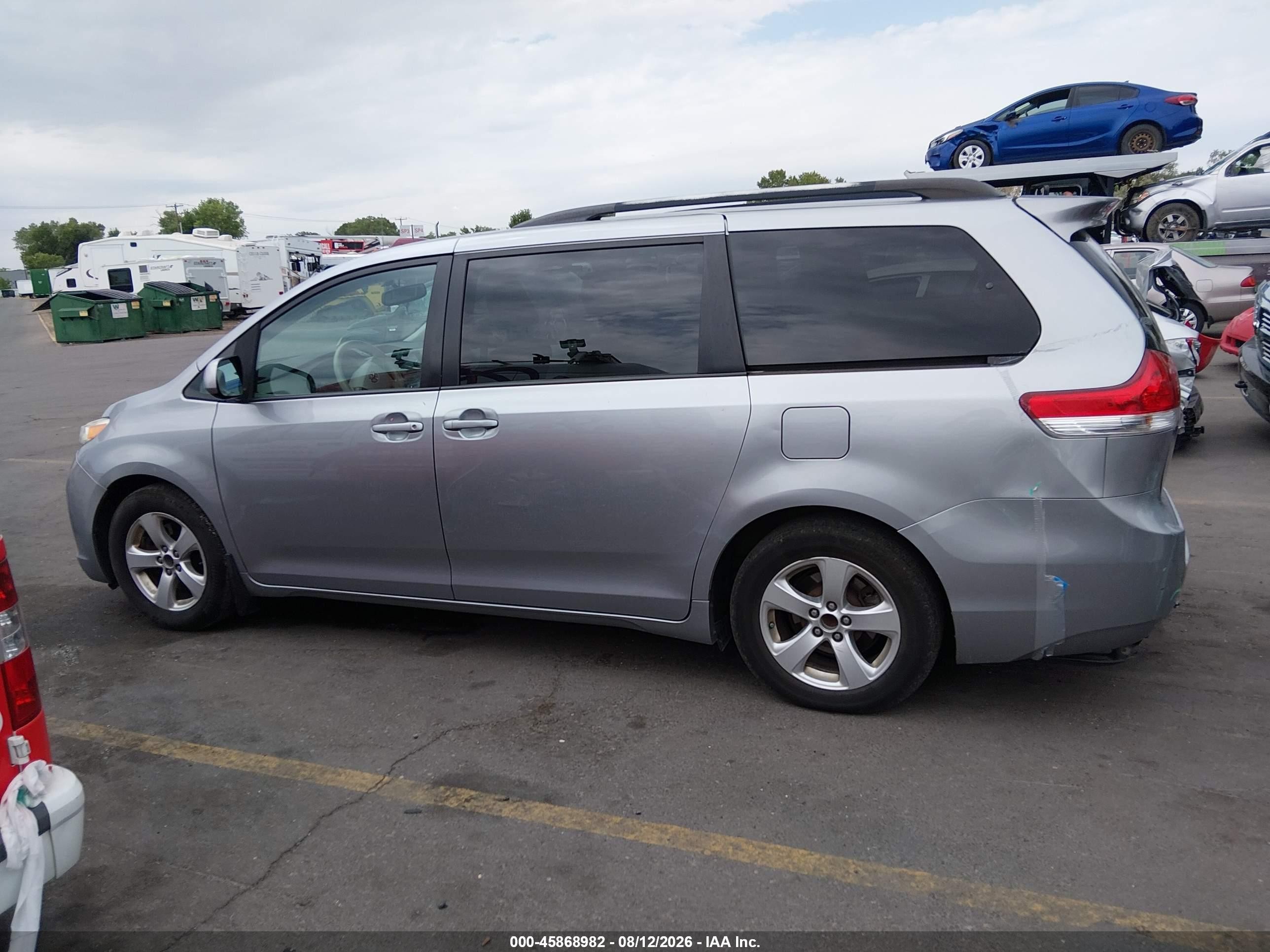 2011 Toyota Sienna Le V6 Silver vin: 5TDKK3DC0BS099976