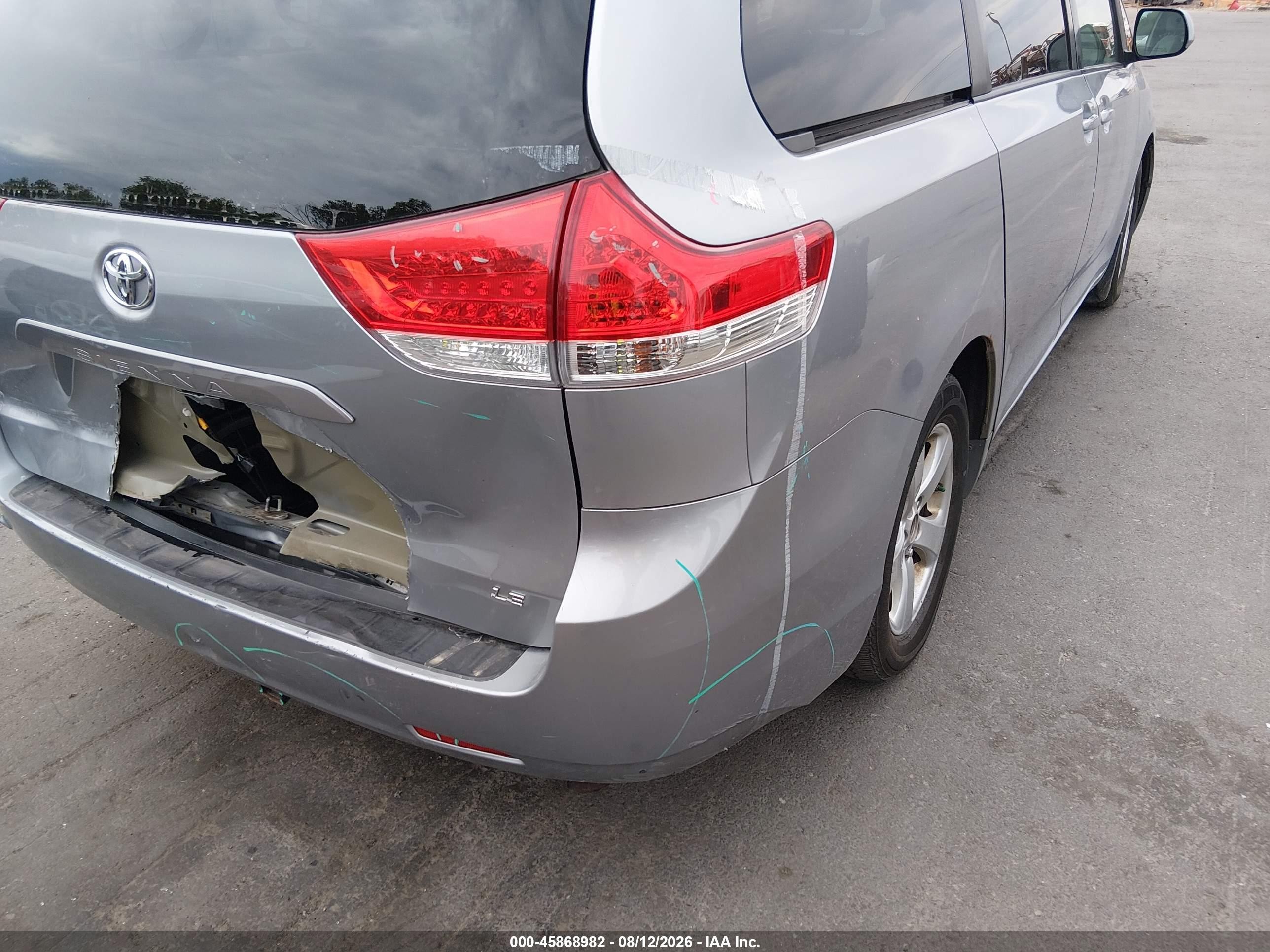 2011 Toyota Sienna Le V6 Silver vin: 5TDKK3DC0BS099976