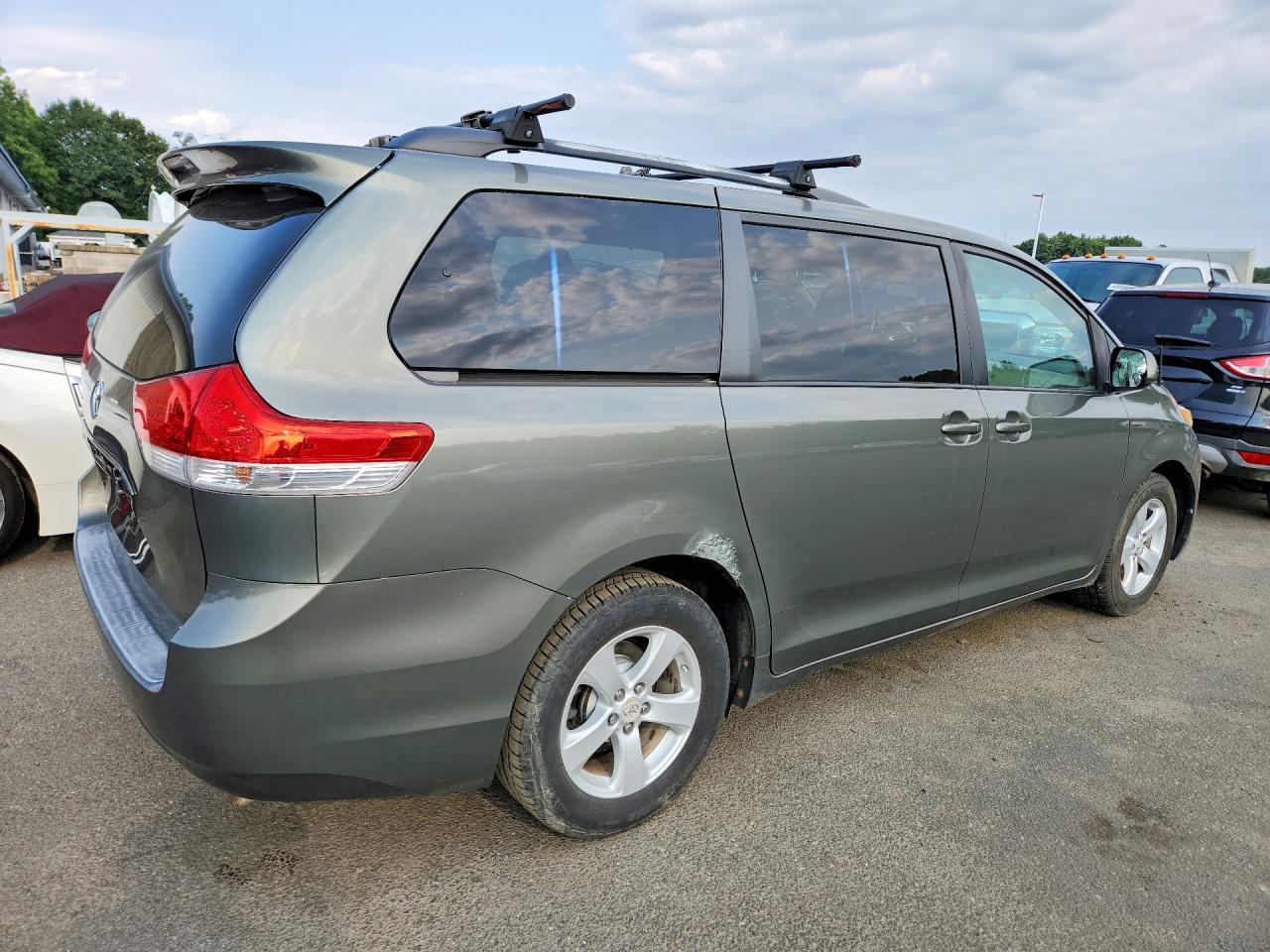 2011 Toyota Sienna Le Gray vin: 5TDKK3DC0BS103959