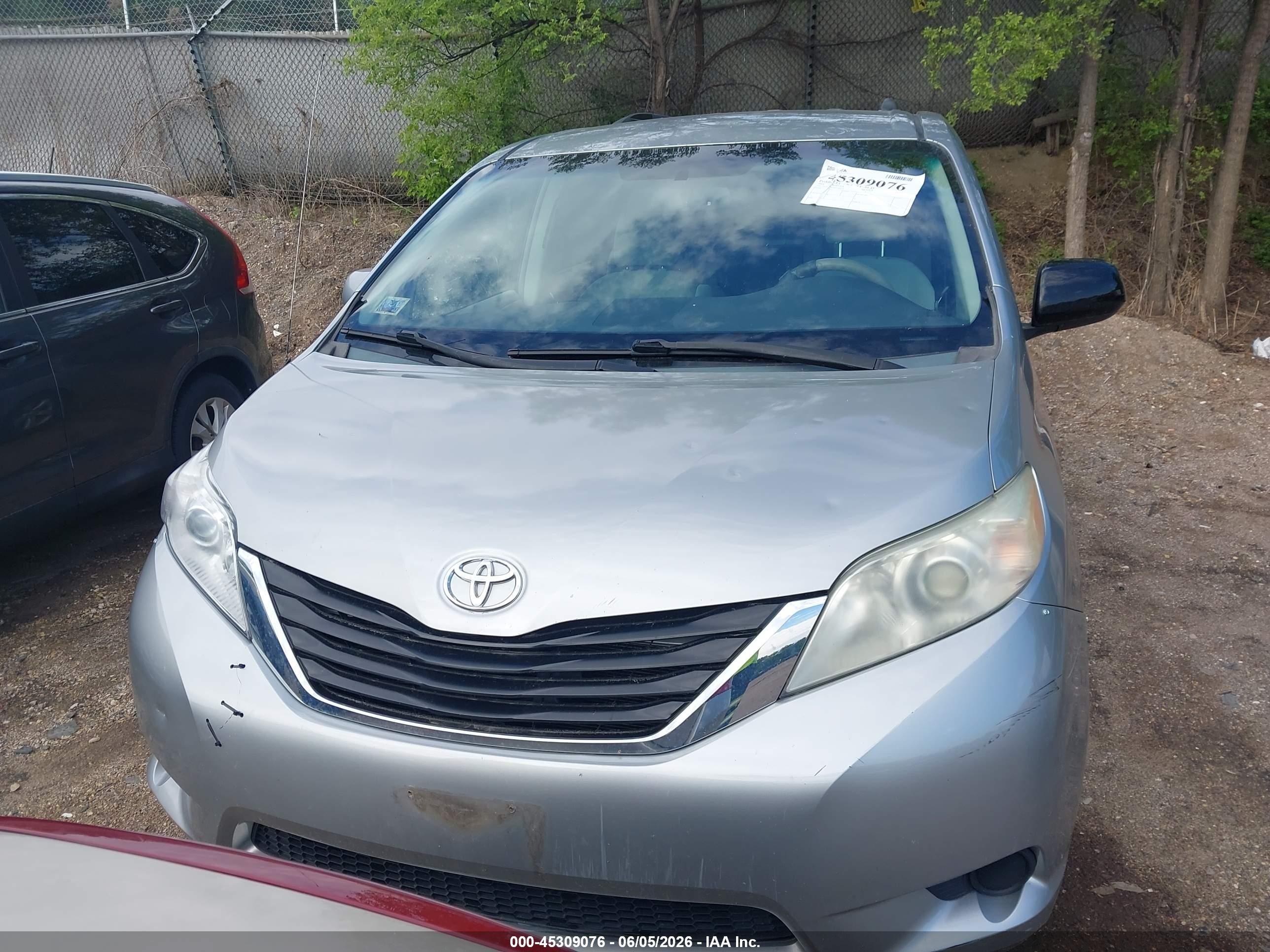 2011 Toyota Sienna Le V6 Серебряный vin: 5TDKK3DC0BS108675