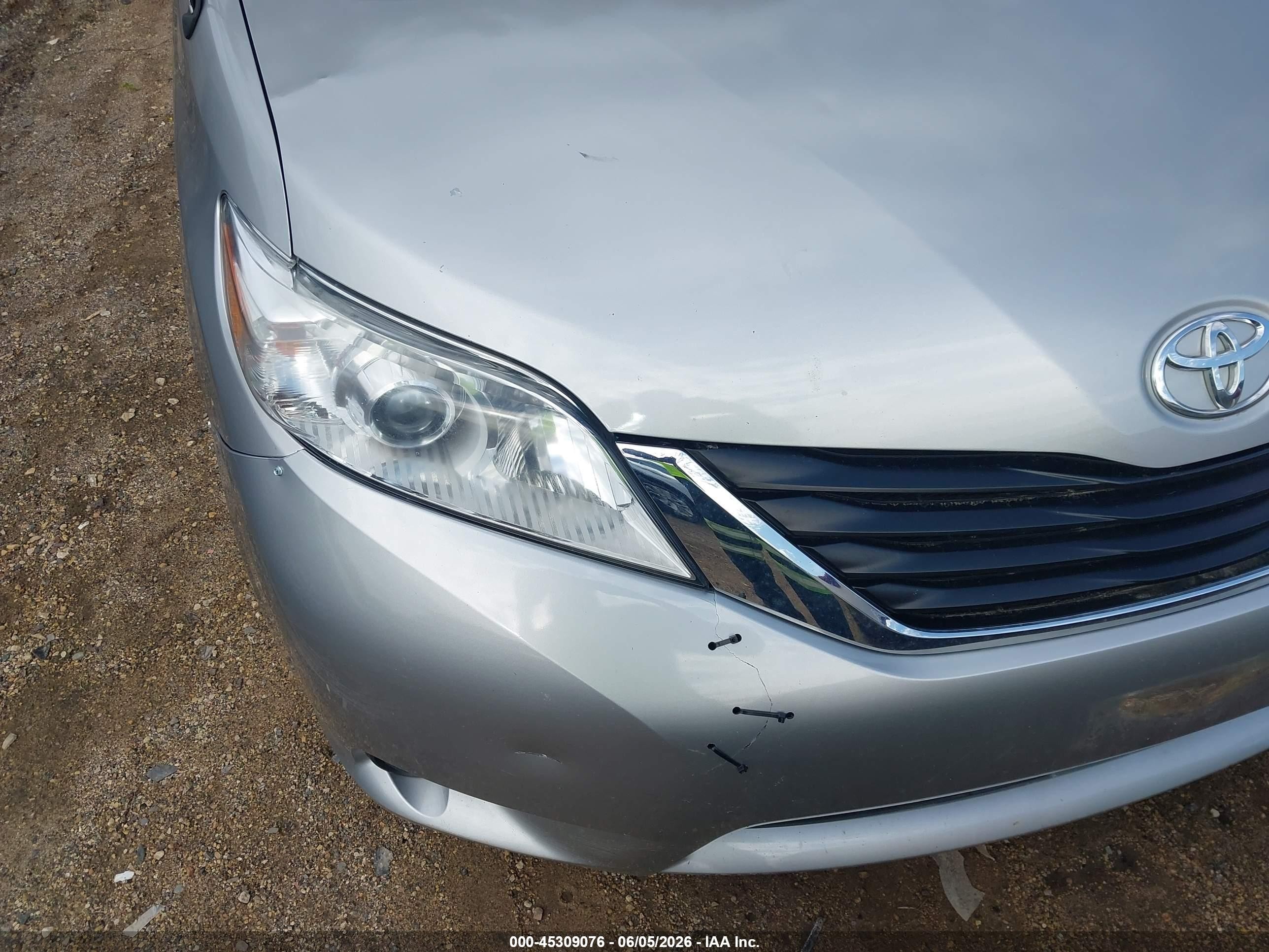 2011 Toyota Sienna Le V6 Серебряный vin: 5TDKK3DC0BS108675