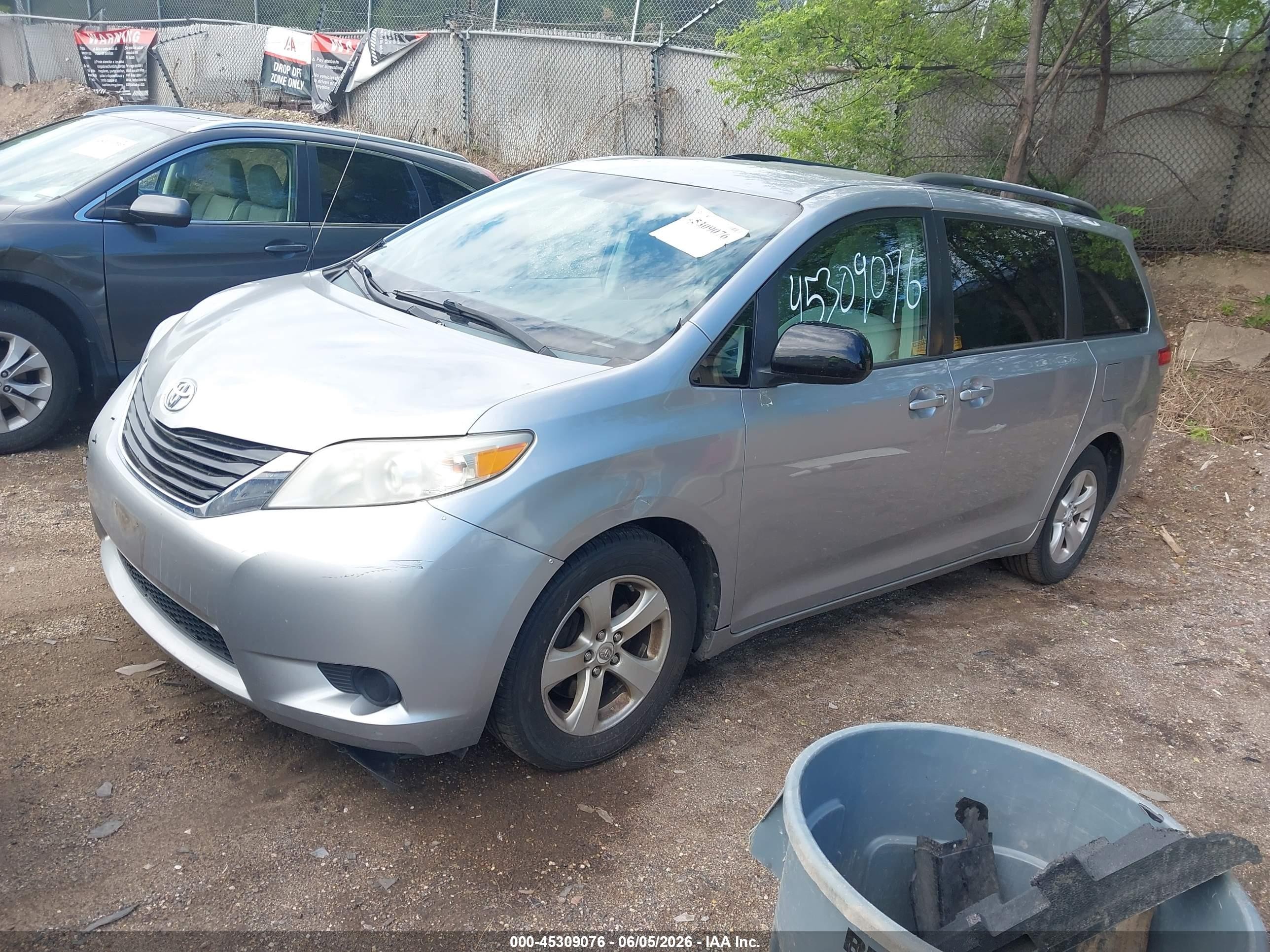 2011 Toyota Sienna Le V6 Серебряный vin: 5TDKK3DC0BS108675
