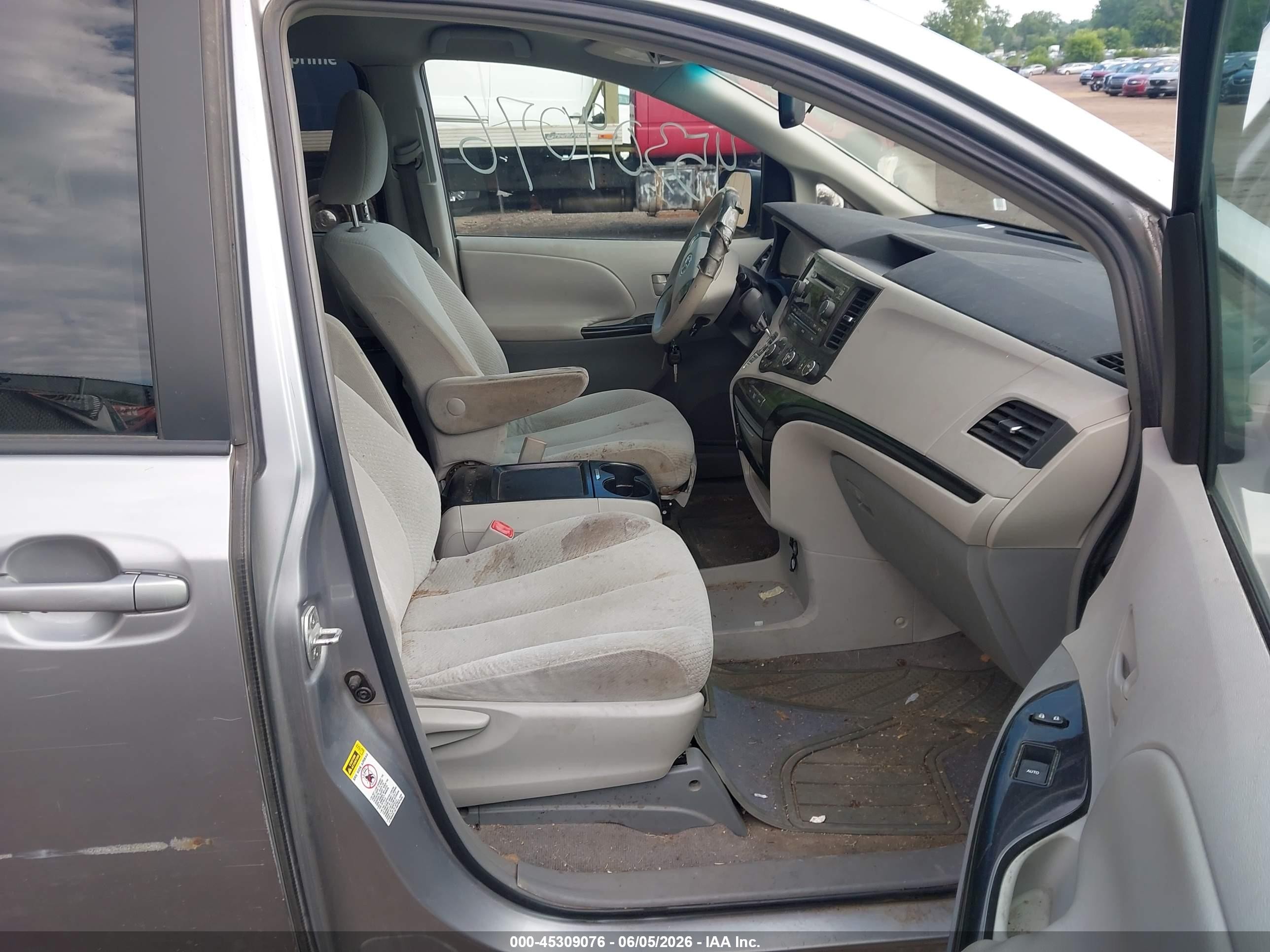 2011 Toyota Sienna Le V6 Серебряный vin: 5TDKK3DC0BS108675