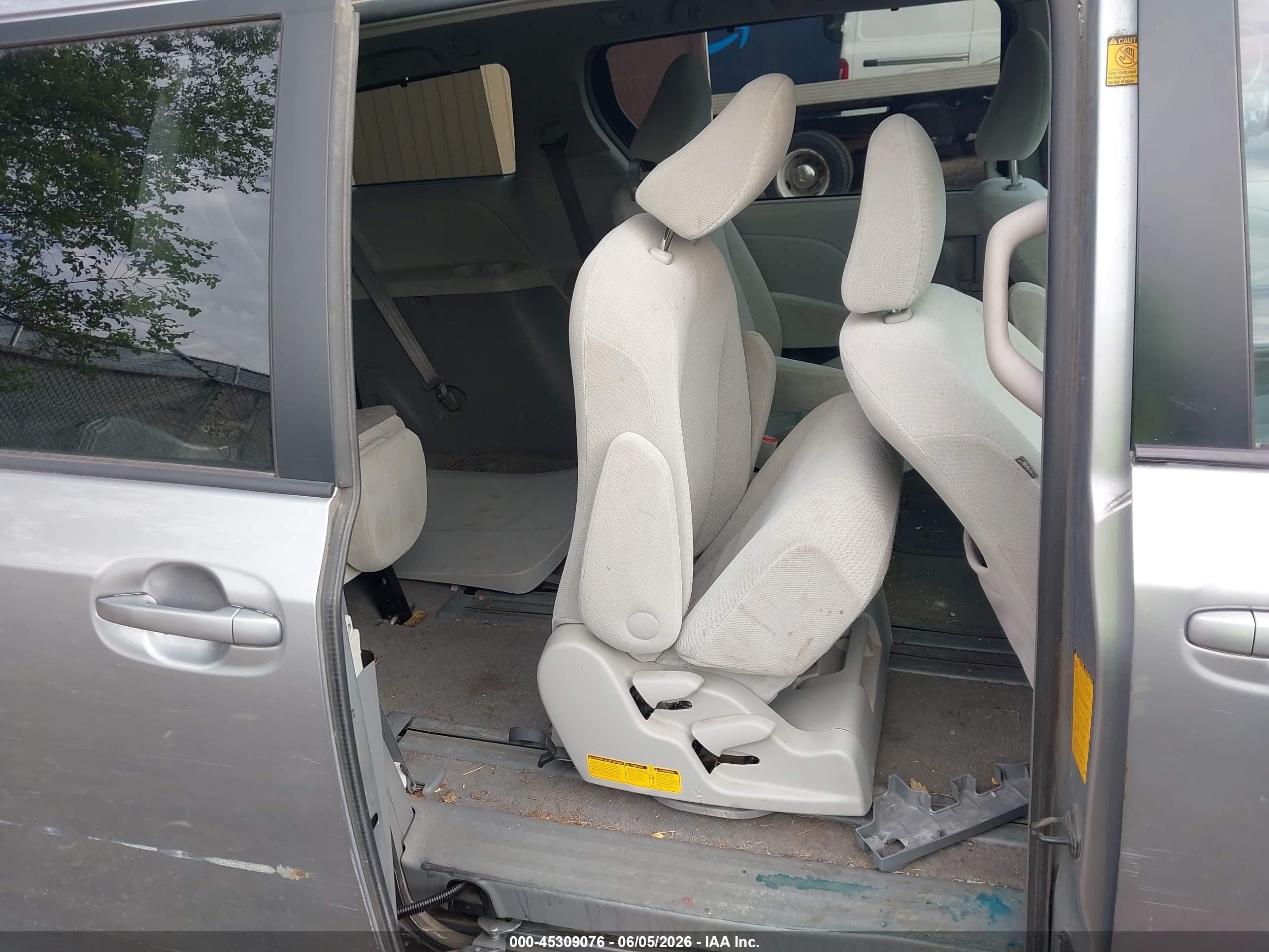2011 Toyota Sienna Le V6 Серебряный vin: 5TDKK3DC0BS108675