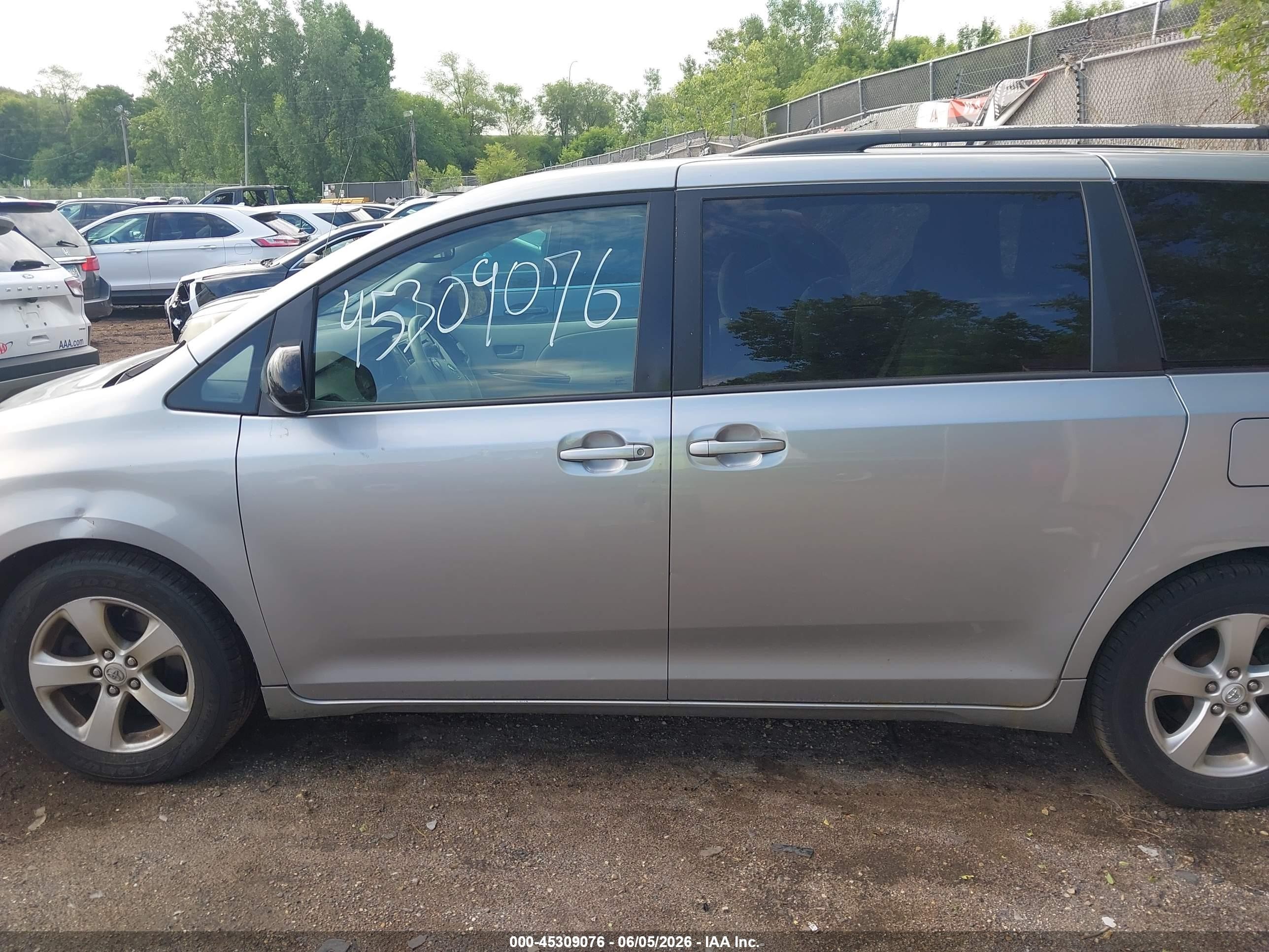 2011 Toyota Sienna Le V6 Серебряный vin: 5TDKK3DC0BS108675