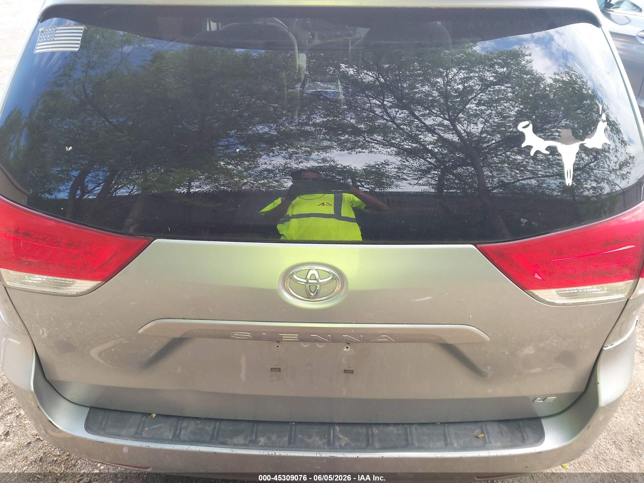 2011 Toyota Sienna Le V6 Серебряный vin: 5TDKK3DC0BS108675