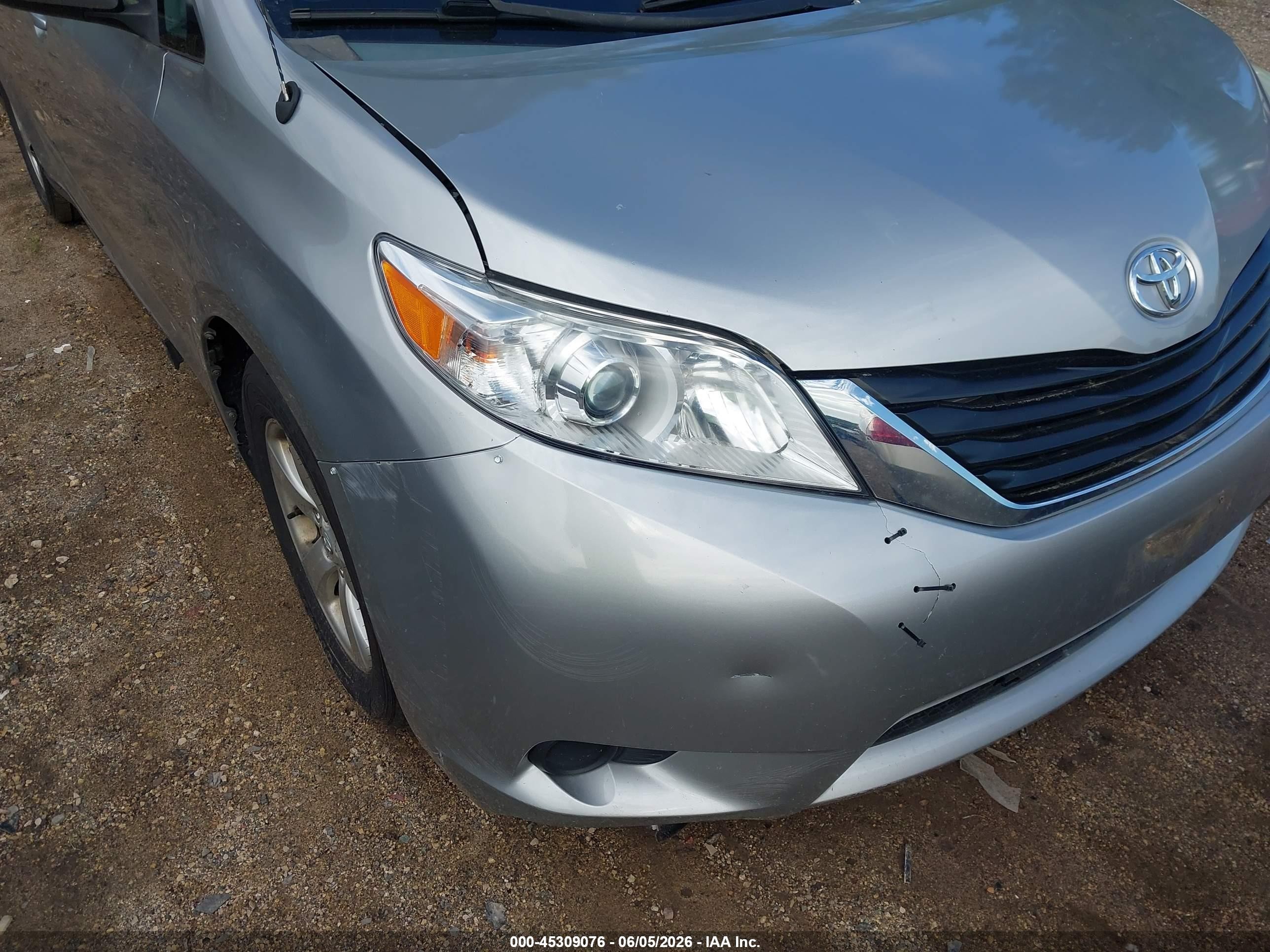 2011 Toyota Sienna Le V6 Серебряный vin: 5TDKK3DC0BS108675