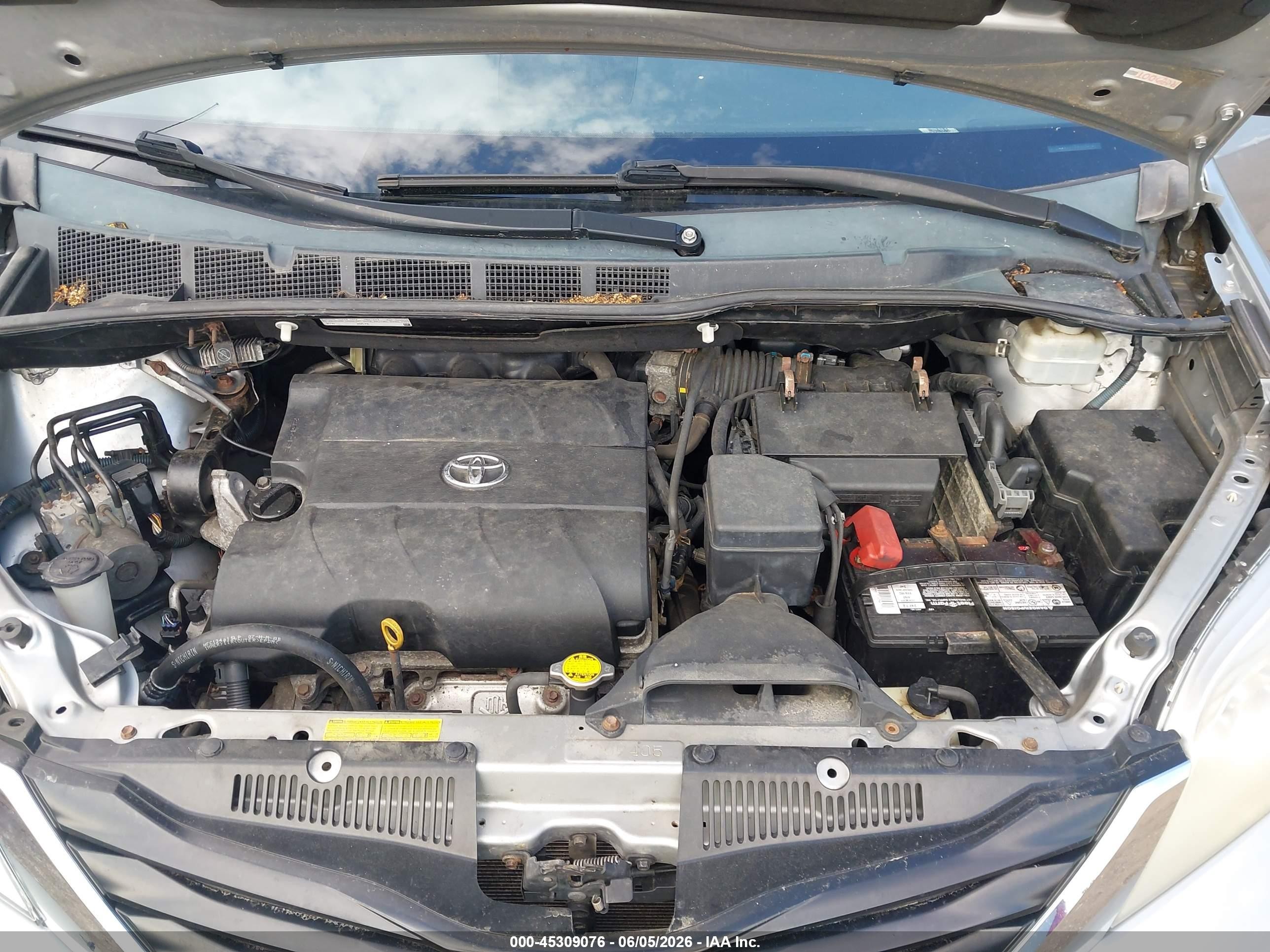 2011 Toyota Sienna Le V6 Серебряный vin: 5TDKK3DC0BS108675