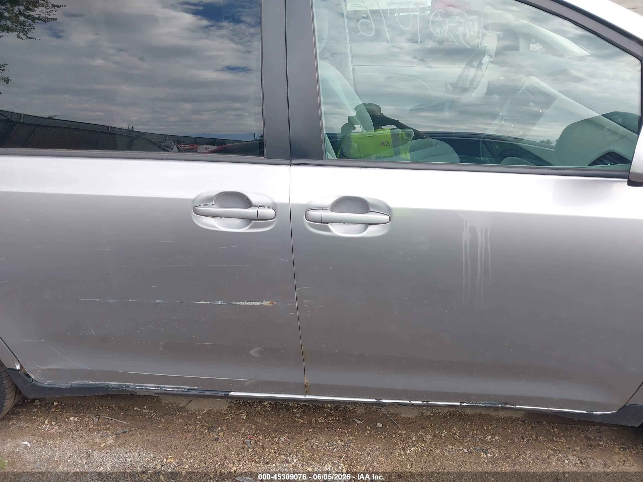 2011 Toyota Sienna Le V6 Серебряный vin: 5TDKK3DC0BS108675