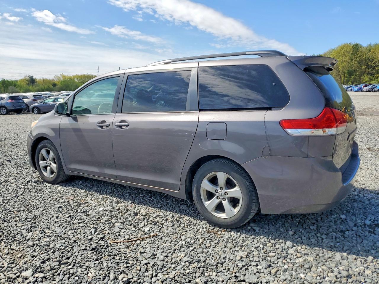 2011 Toyota Sienna Le Gray vin: 5TDKK3DC0BS112998