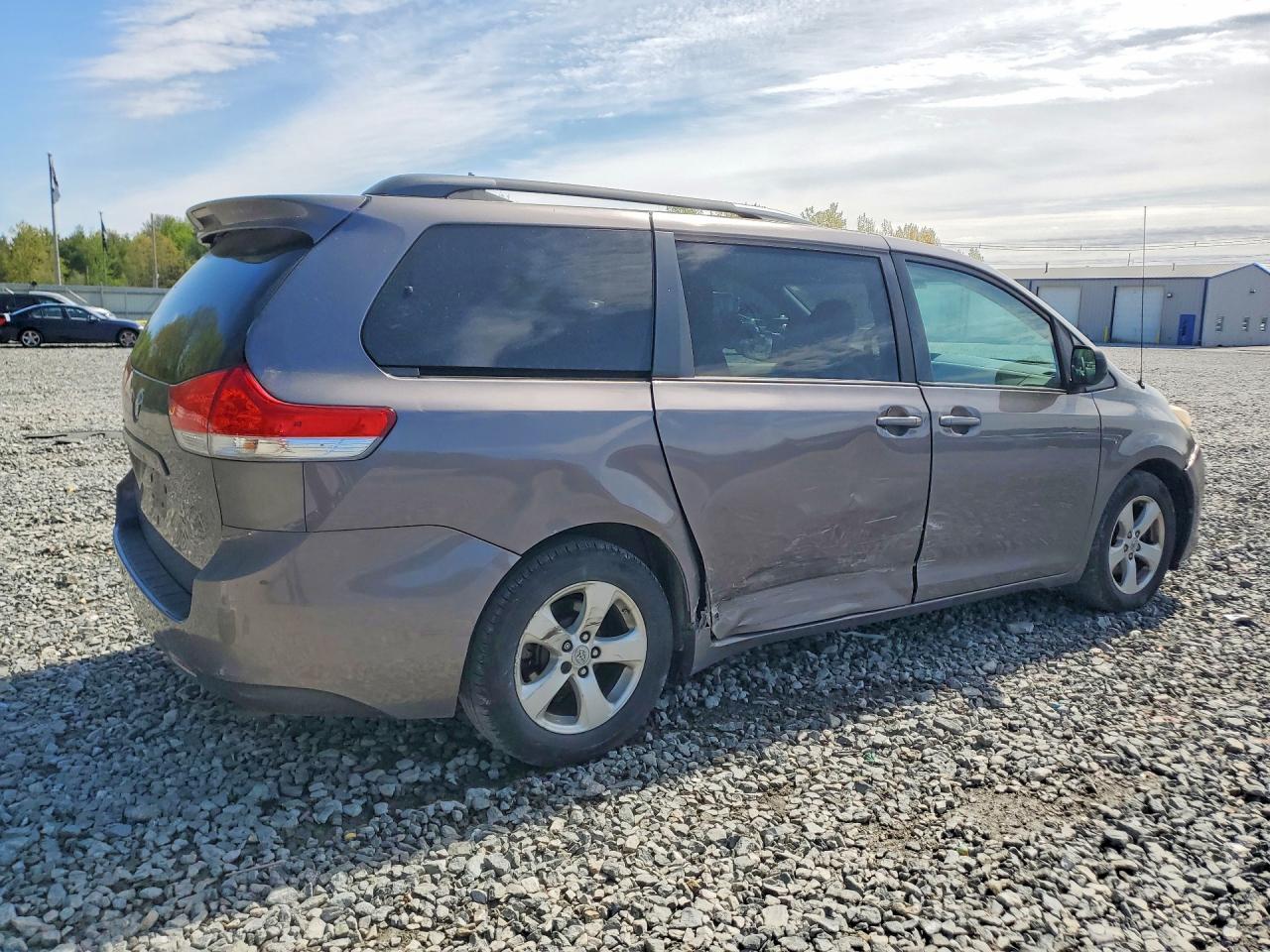 2011 Toyota Sienna Le Gray vin: 5TDKK3DC0BS112998