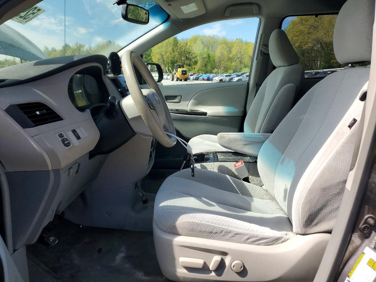 2011 Toyota Sienna Le Gray vin: 5TDKK3DC0BS112998