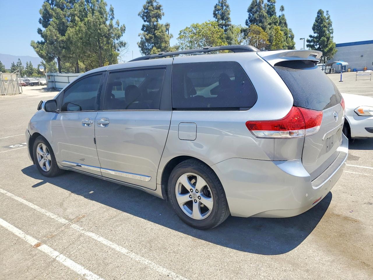 2011 Toyota Sienna Le Серебряный vin: 5TDKK3DC0BS127100