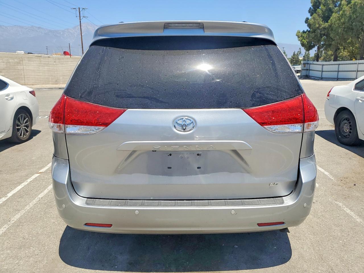 2011 Toyota Sienna Le Серебряный vin: 5TDKK3DC0BS127100