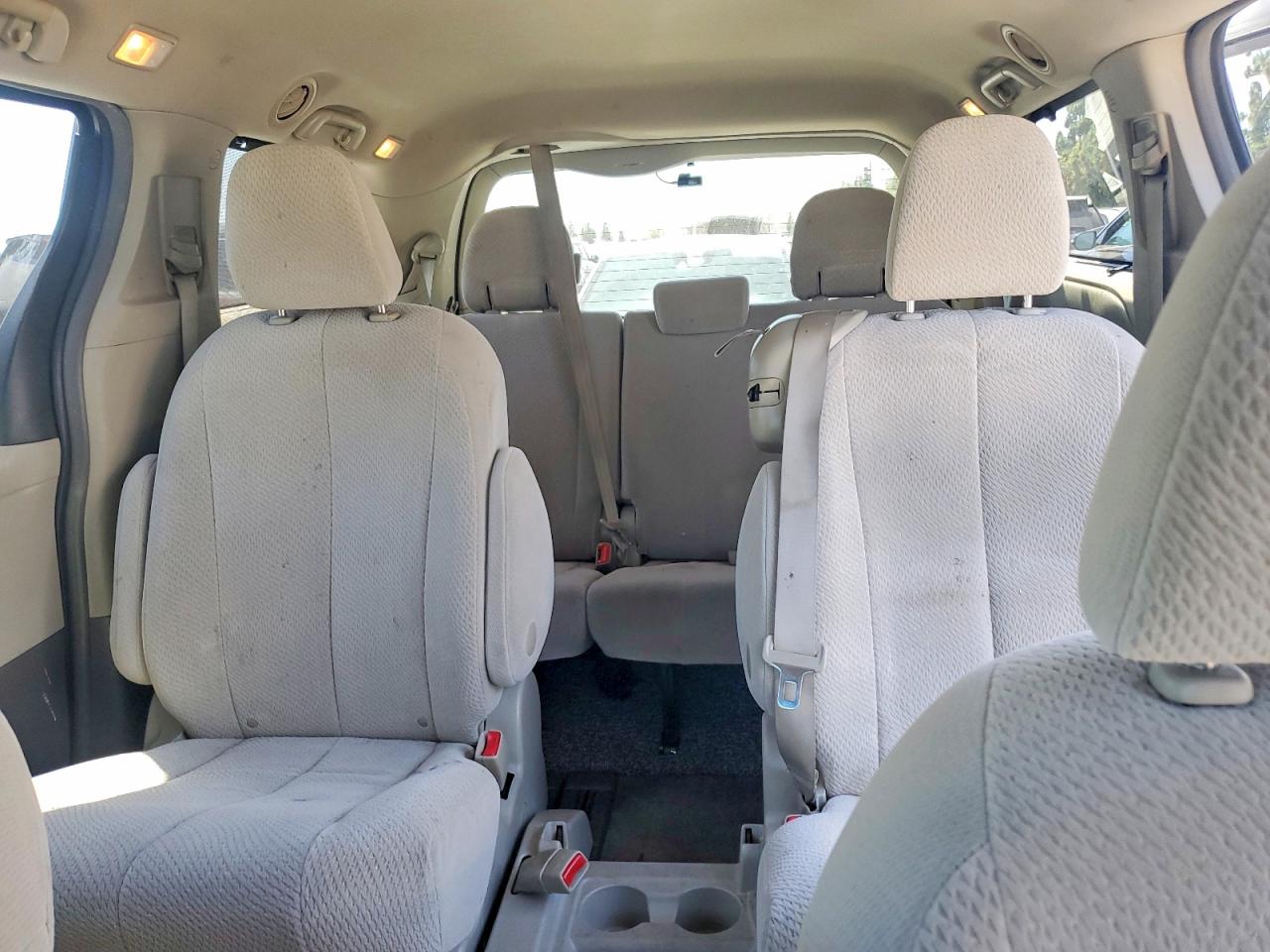 2011 Toyota Sienna Le Серебряный vin: 5TDKK3DC0BS127100